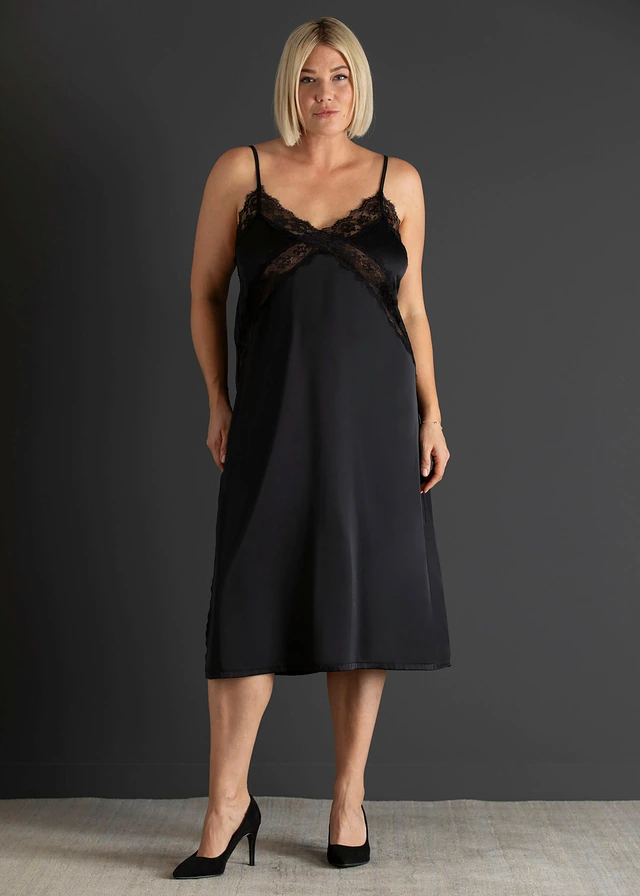 Slipdress met fijne kant • zwart plus size • product-page.page-title-suffix