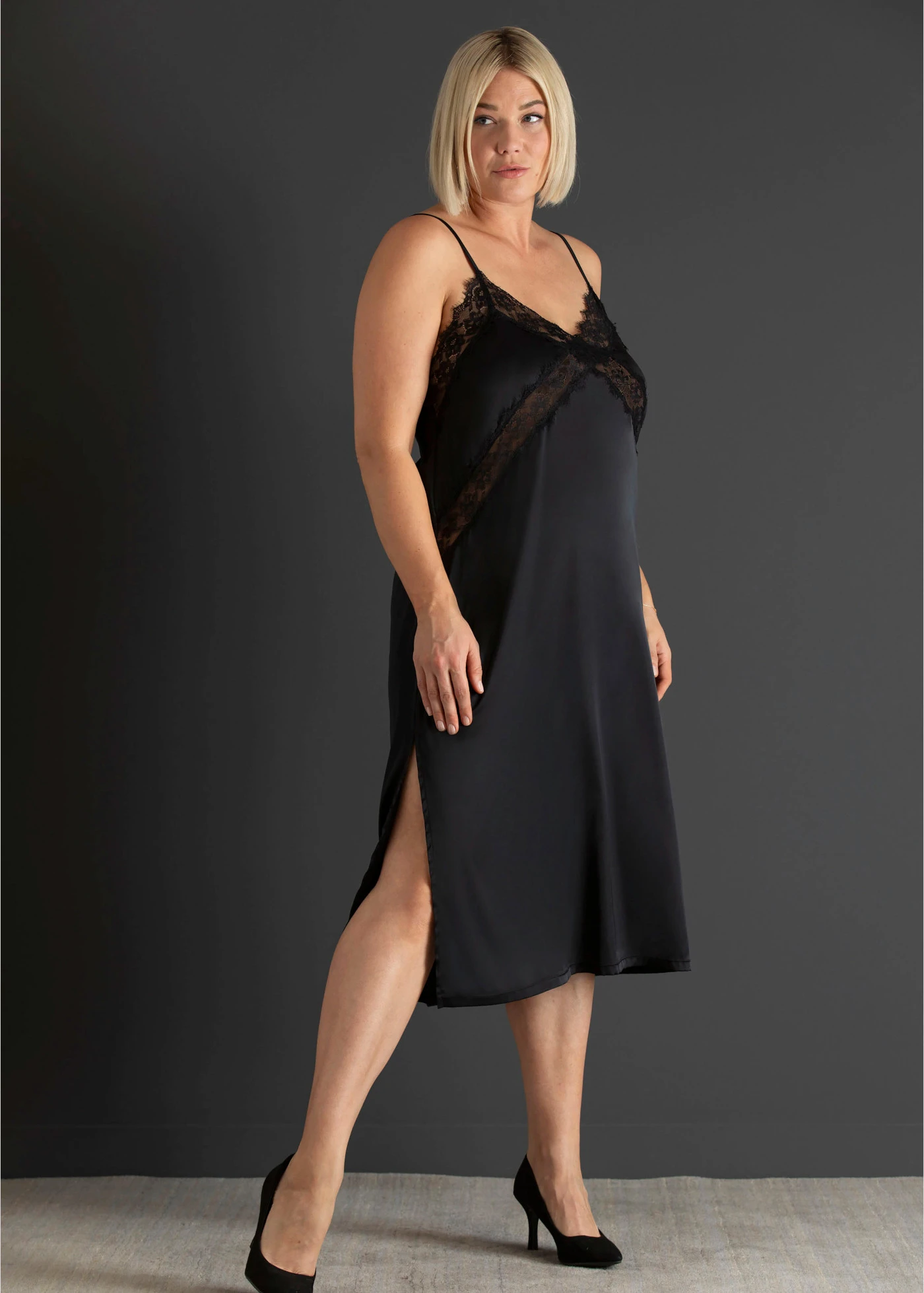 Neglijeu din satin, cu dantelă fină • negru plus size • magazin bonprix