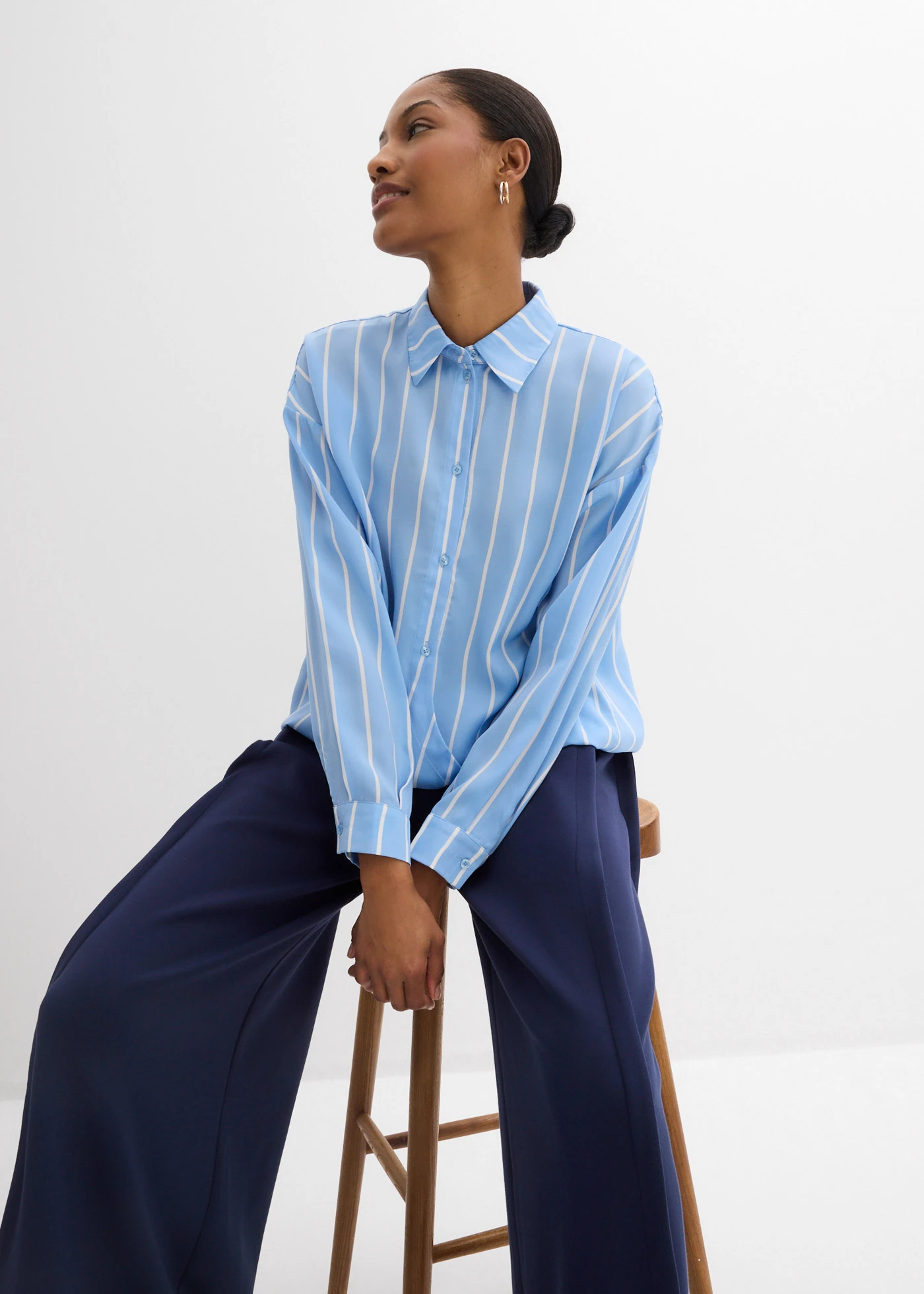 Overhemdblouse van soepel satijn • lichtblauw-wit verticaal gestreept • bonprix online shop