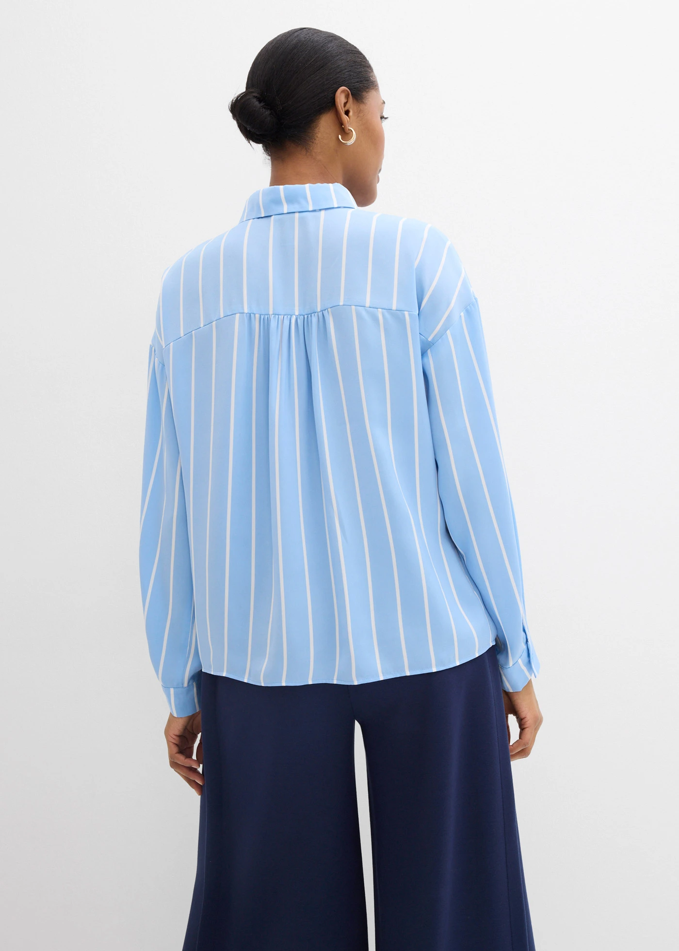 Overhemdblouse van soepel satijn • lichtblauw-wit verticaal gestreept • bonprix online shop