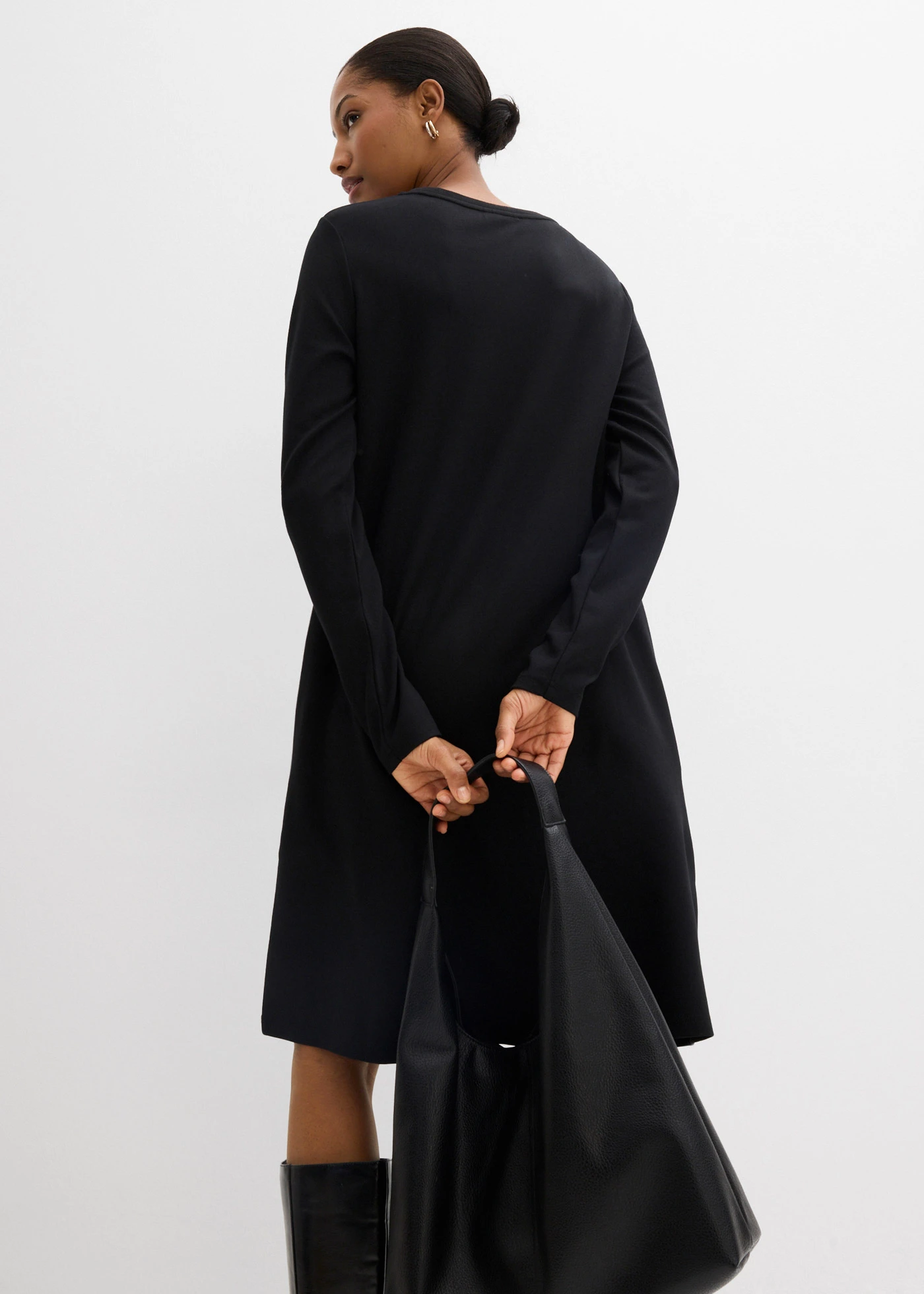 Rochie tricot cu croi în formă de A, din material cu viscoză • negru • magazin bonprix