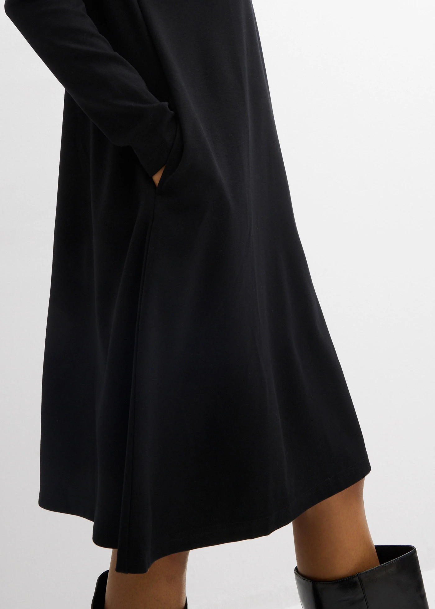 Úpletové šaty s áčkovou linií, ze směsi s viskózou • černá • bonprix obchod