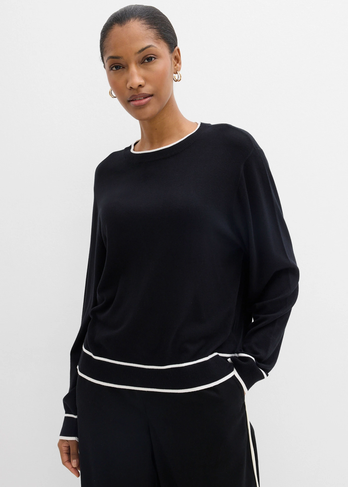 Pulover din tricotaj fin din mix de viscoză • negru/ecru • magazin bonprix