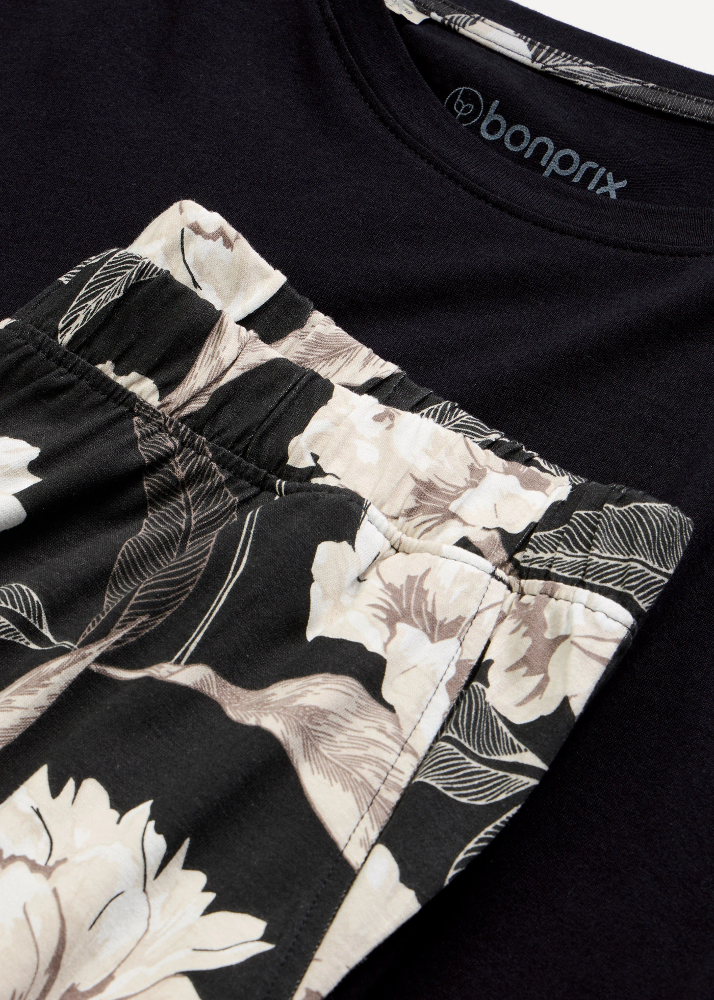 Pijama cu viscoză, pantaloni largi • negru înflorat • magazin bonprix