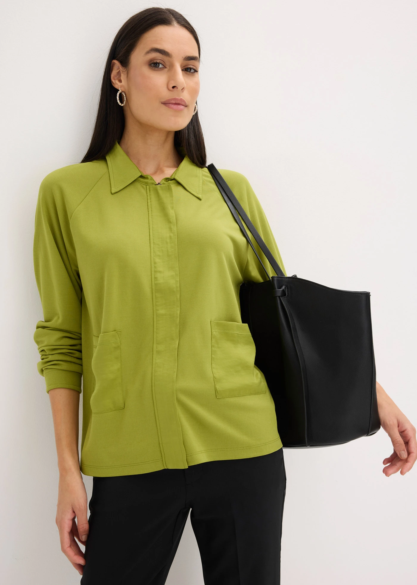 Veste légère en Punto di Roma avec bordure en satin • vert mousse • Boutique bonprix