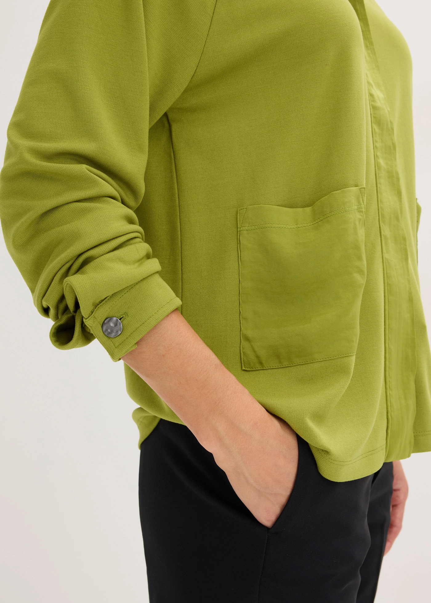 Veste légère en Punto di Roma avec bordure en satin • vert mousse • Boutique bonprix