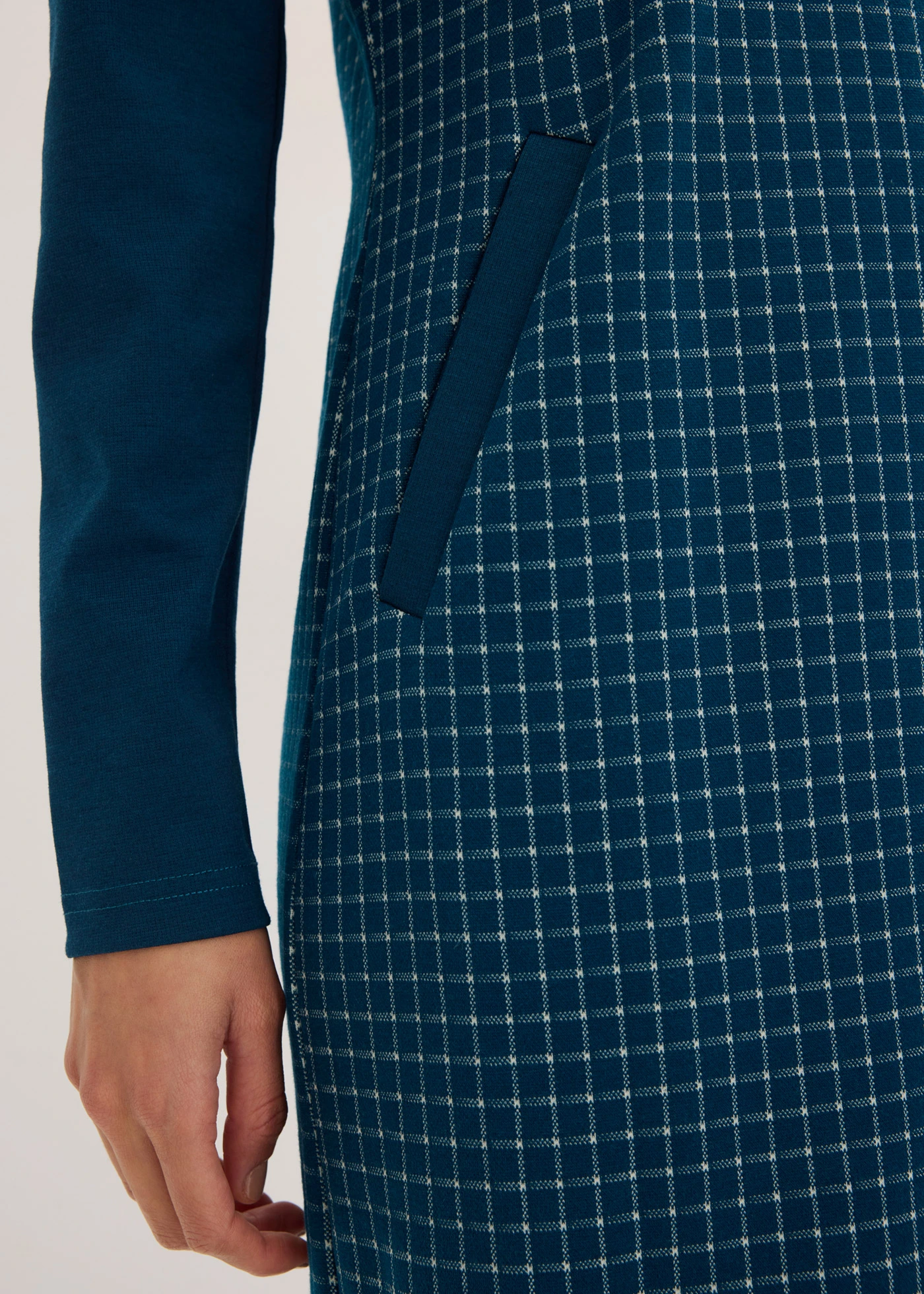 Robe en jacquard à col contrastant • pétrole-blanc nacré carreaux • Boutique bonprix