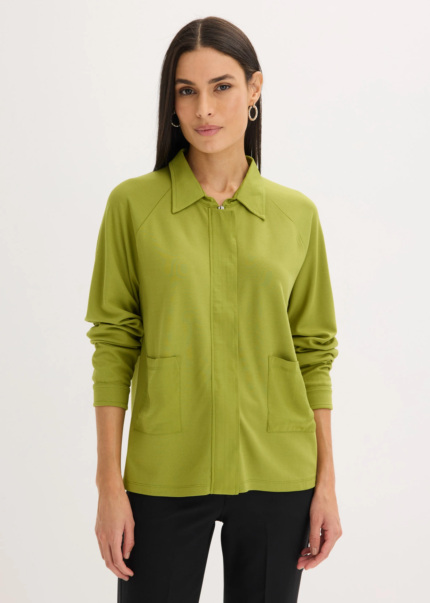 Veste légère en Punto di Roma avec bordure en satin • vert mousse • Boutique bonprix