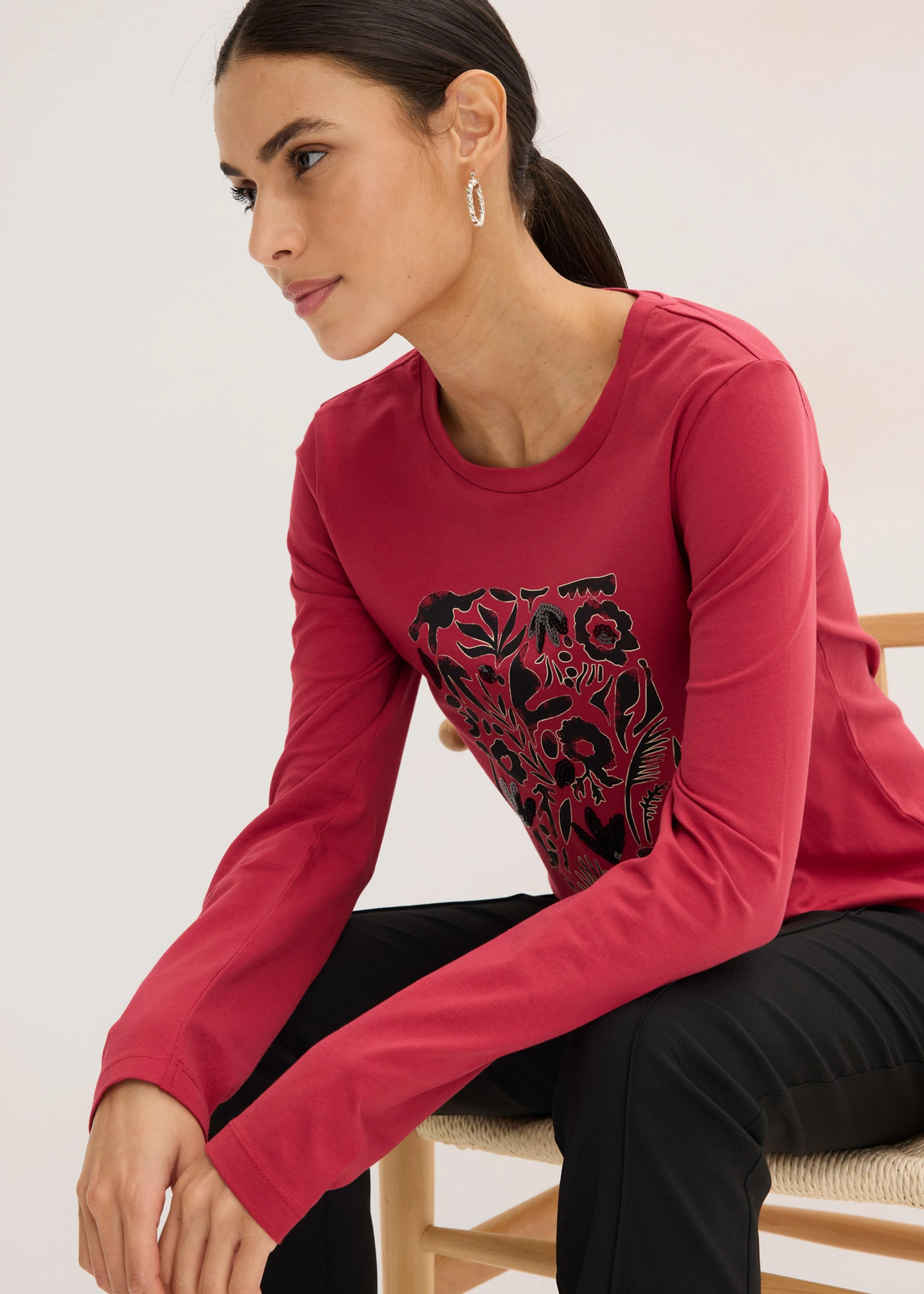 T-shirt manches longues en coton extensible • rouge cerise/doré métallisé/noir imprimé • Boutique bonprix