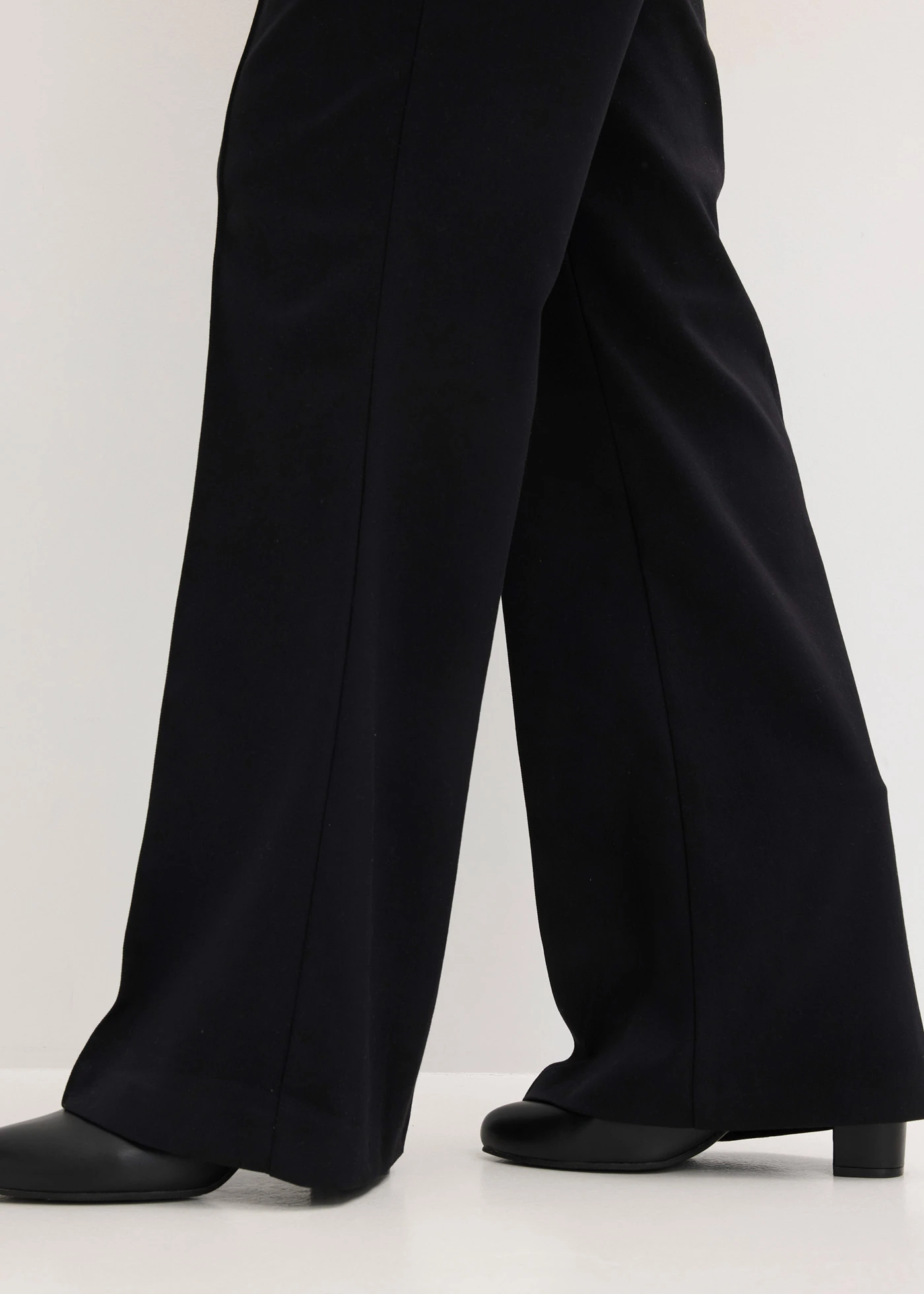 Pantalon de tailleur, jambe évasée • noir • Boutique bonprix