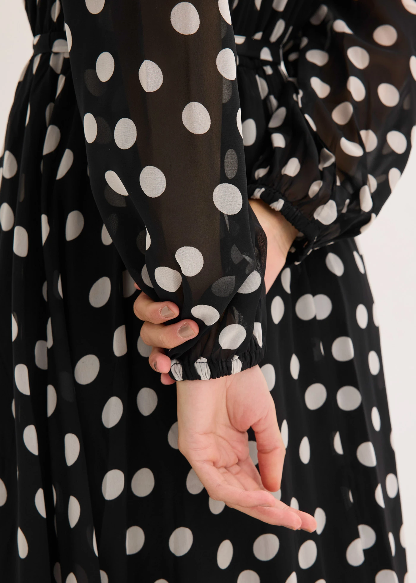 Rochie din șifon cu paspoal în contrast • negru/ecru punctat • magazin bonprix