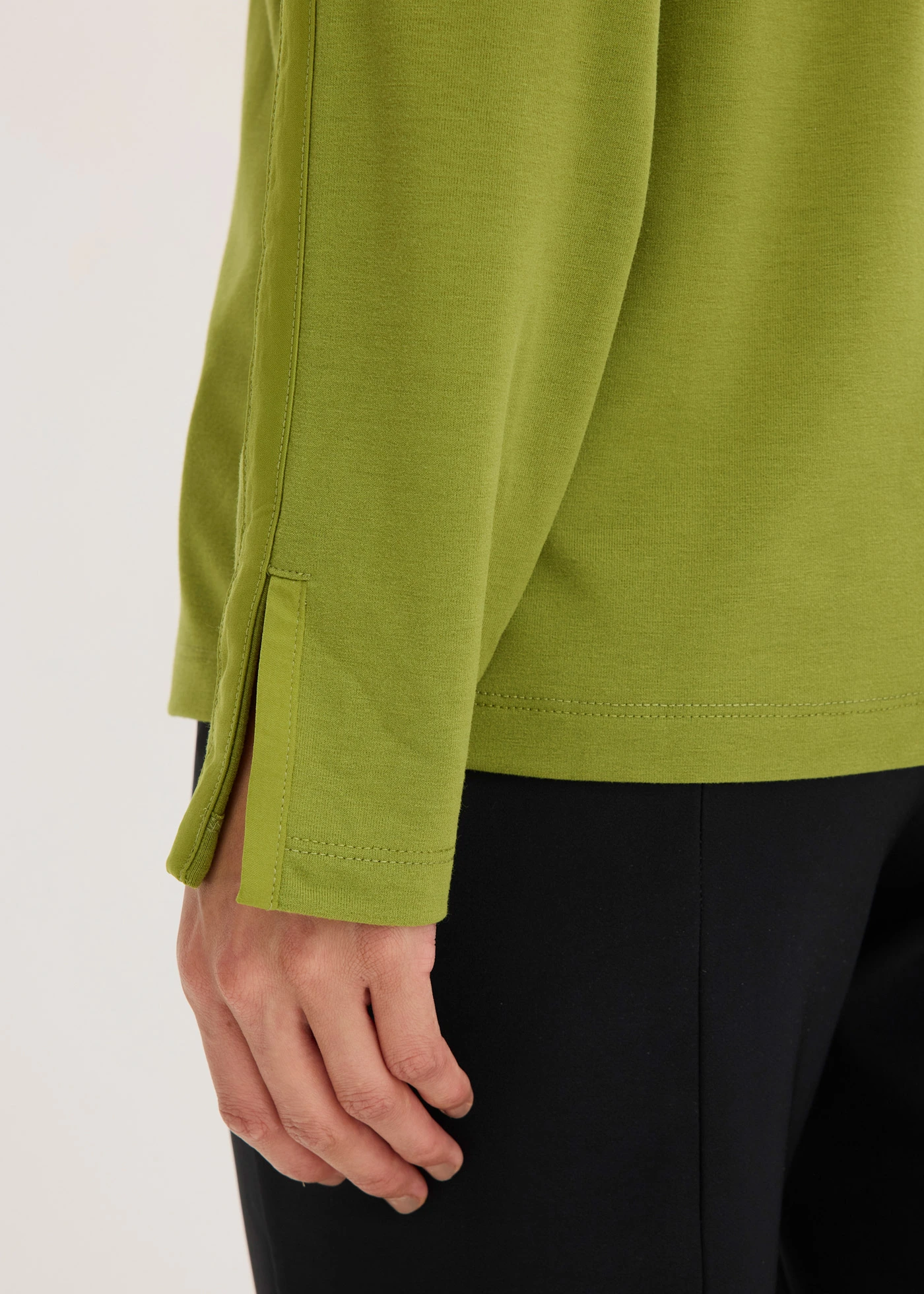 T-shirt manches longues avec empiècement satin • vert mousse • Boutique bonprix