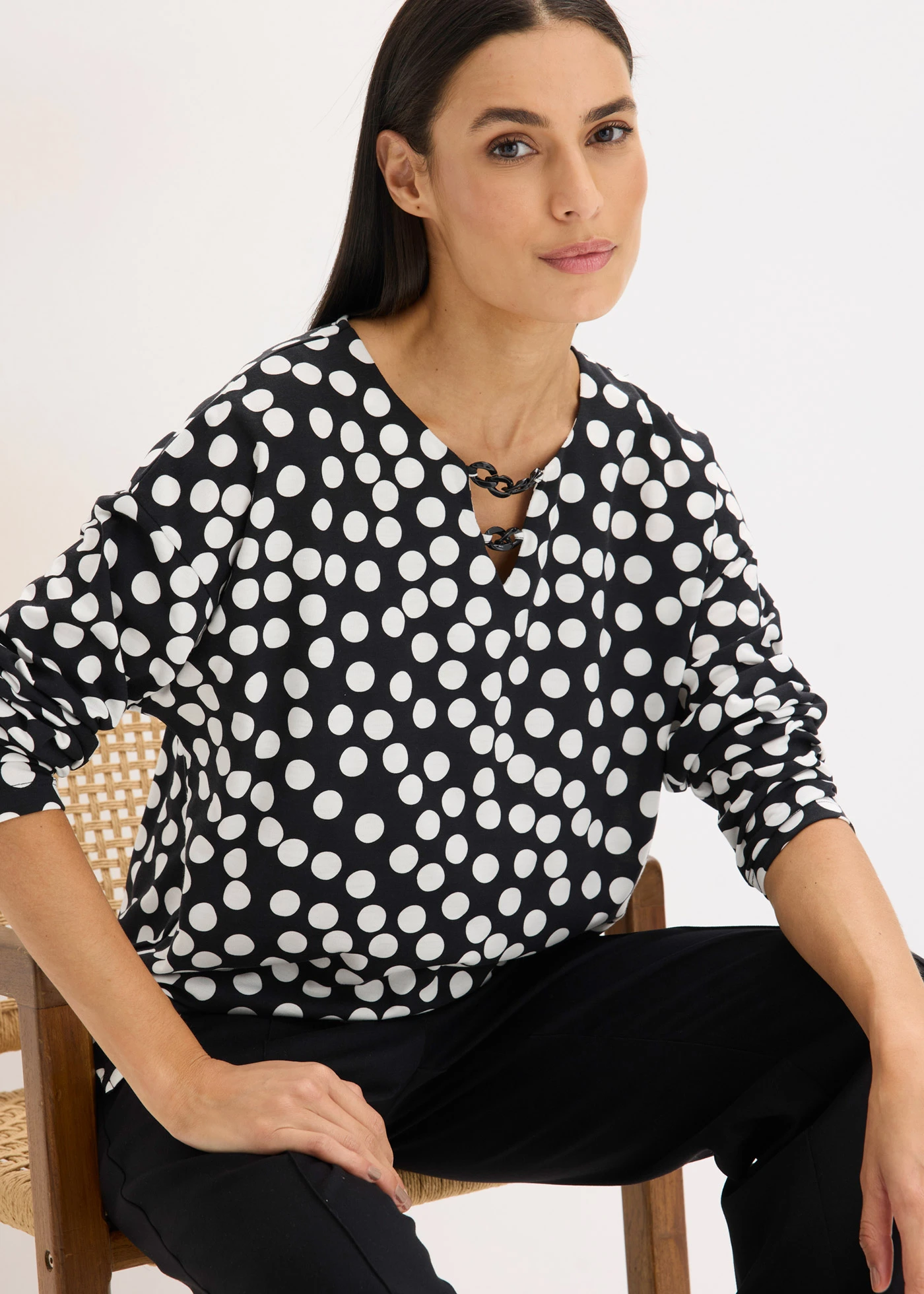 Tunică cu mânecă lungă, cu accesoriu decorativ • negru/ecru punctat • magazin bonprix