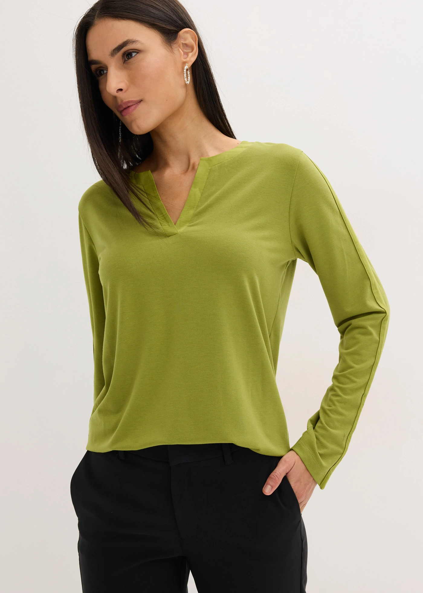 T-shirt manches longues avec empiècement satin • vert mousse • Boutique bonprix