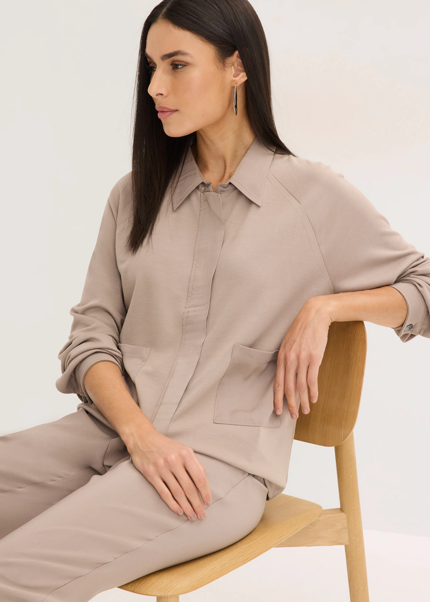 Veste légère en Punto di Roma avec bordure en satin • taupe • Boutique bonprix