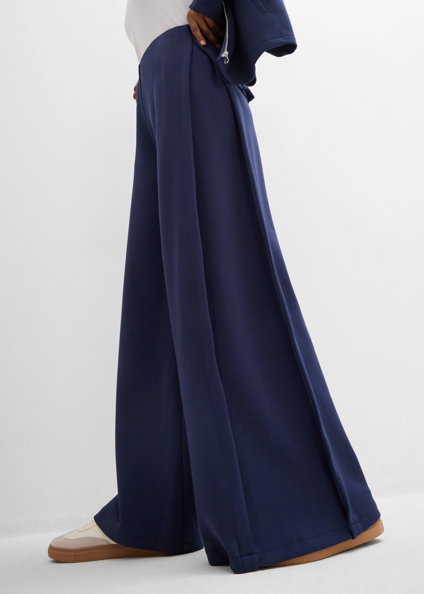 Pantaloni largi din material cu modal, cu falduri laterale • bleumarin • magazin bonprix