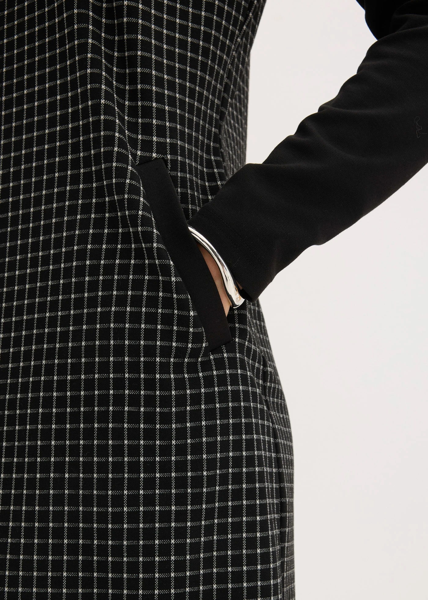 Jacquard jurk met contrasterende kraag • zwart-wolwit geruit • bonprix online shop