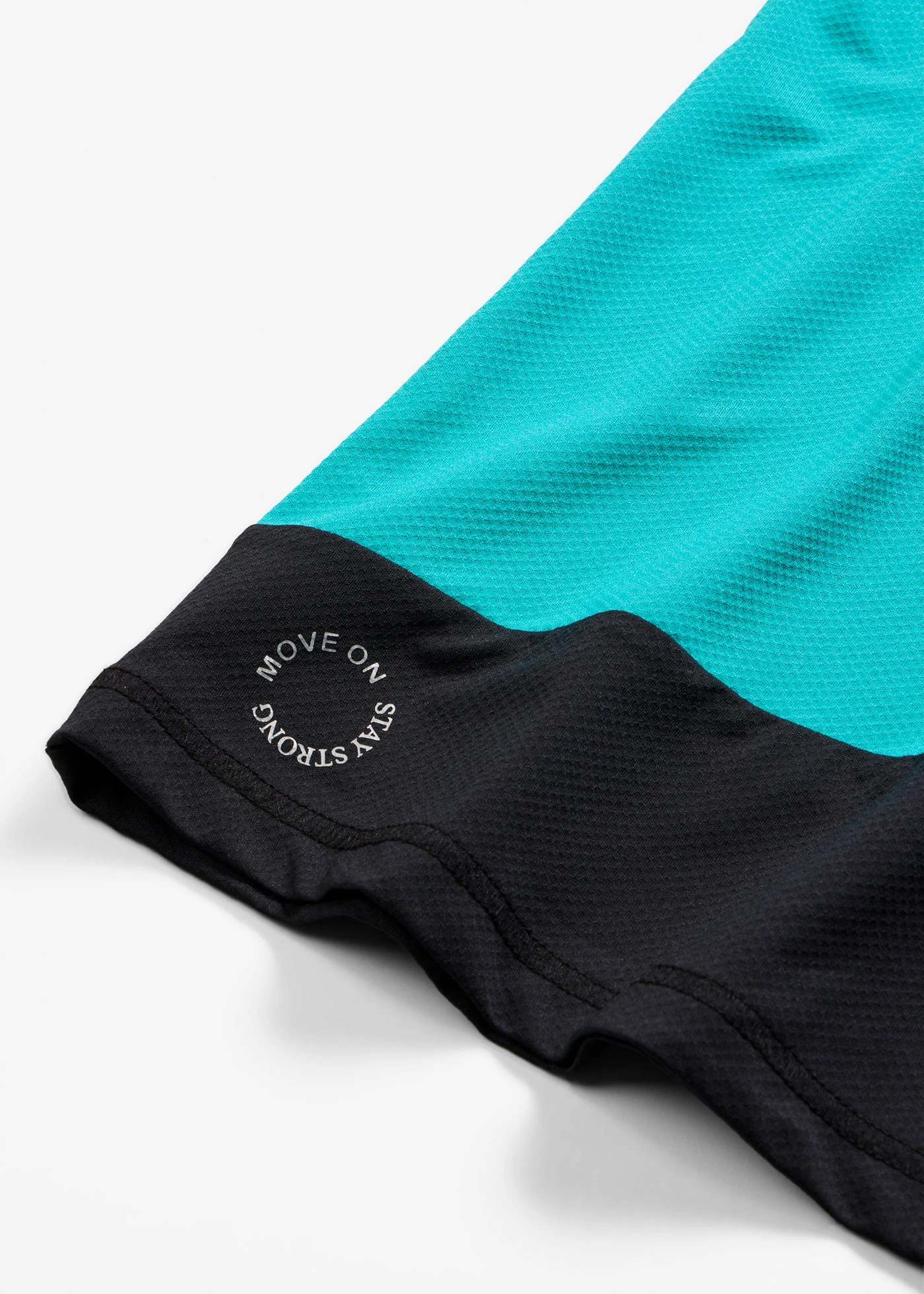 Bluză sport cu aspect texturat • verde smarald-negru • magazin bonprix