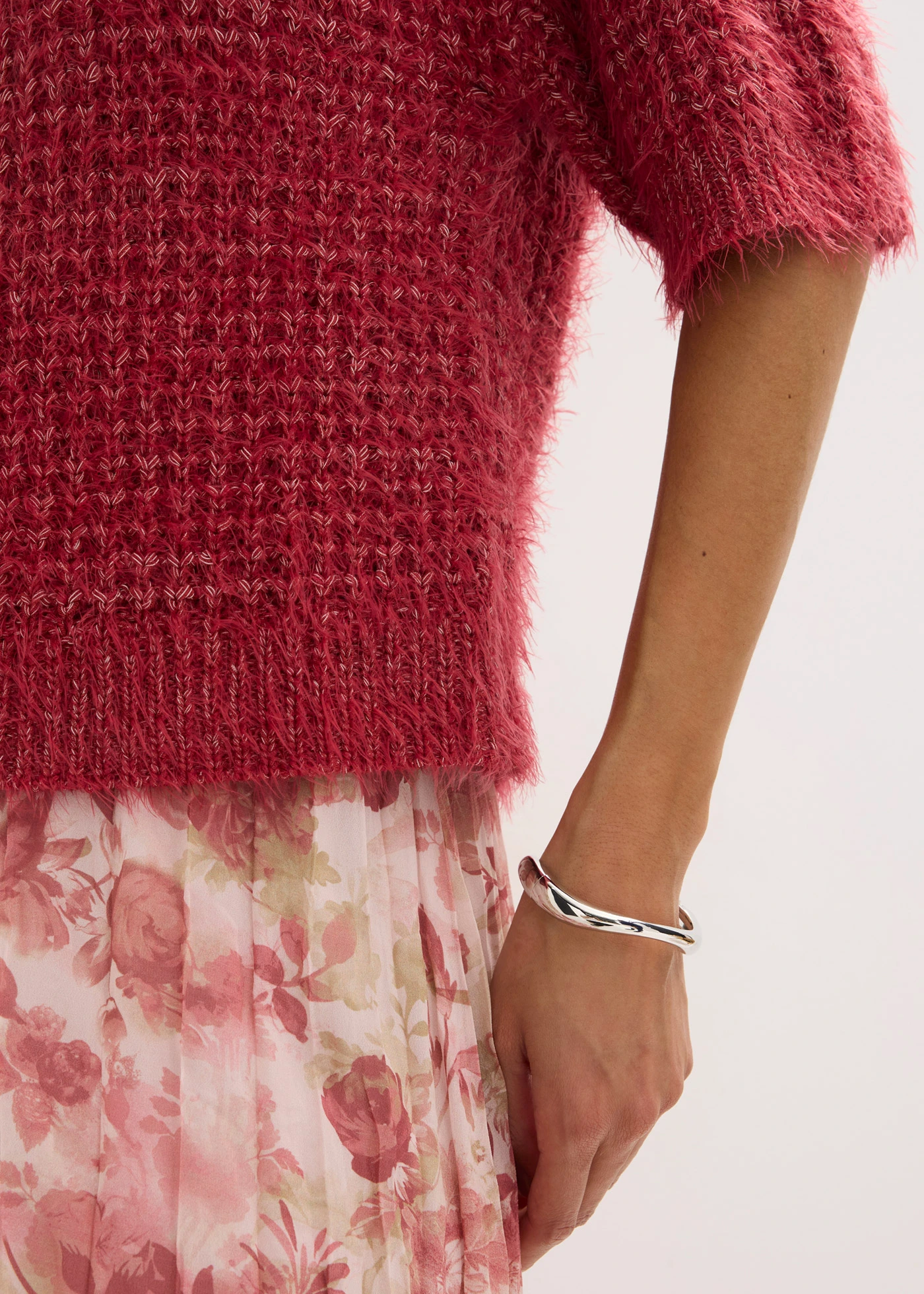 Pull en grosse maille poilue • rouge cerise/sable clair chiné • Boutique bonprix