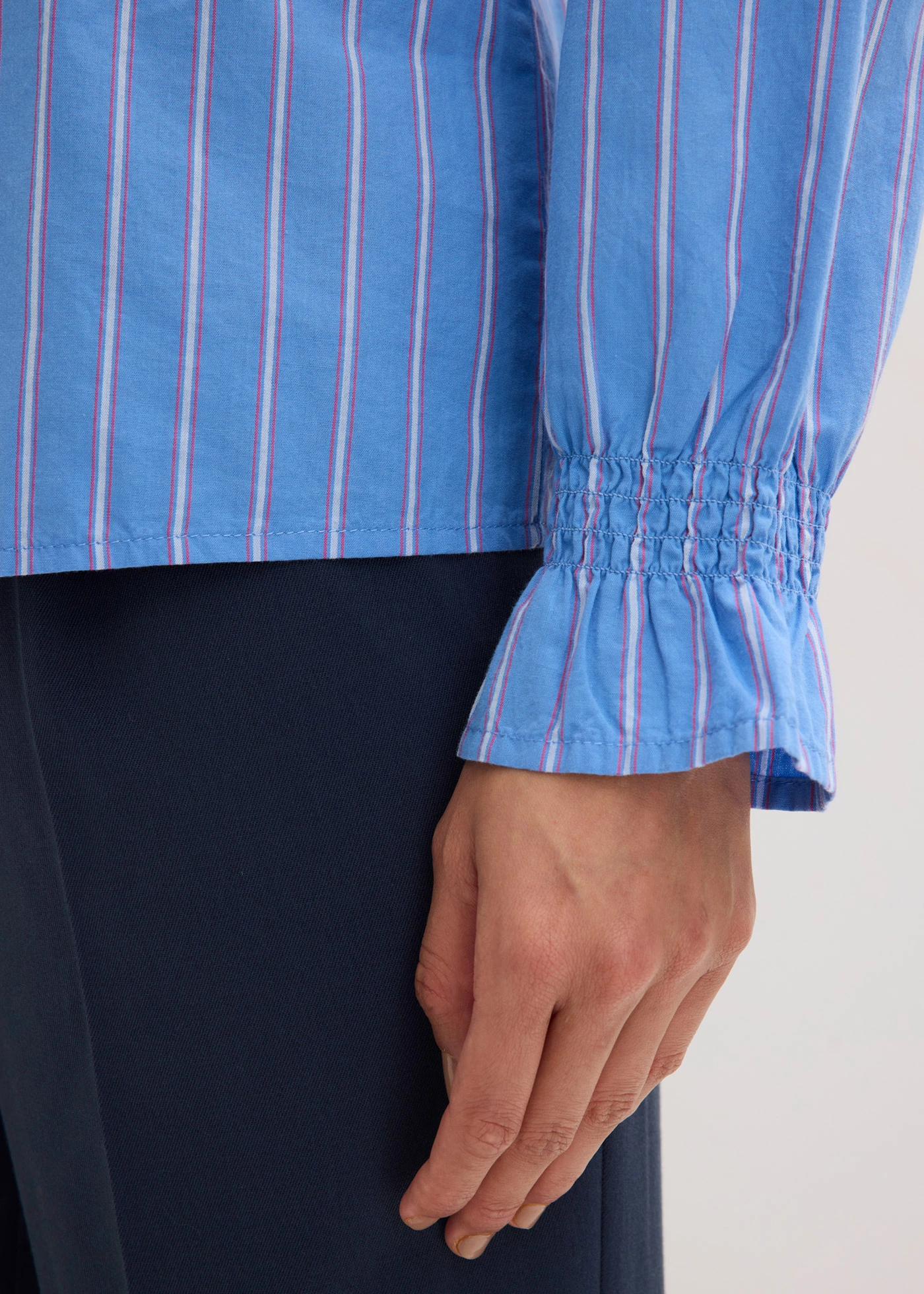 Bluză din poplin cu volănaș la guler • albastru mediu/alb/roz-pinklady dungat • magazin bonprix