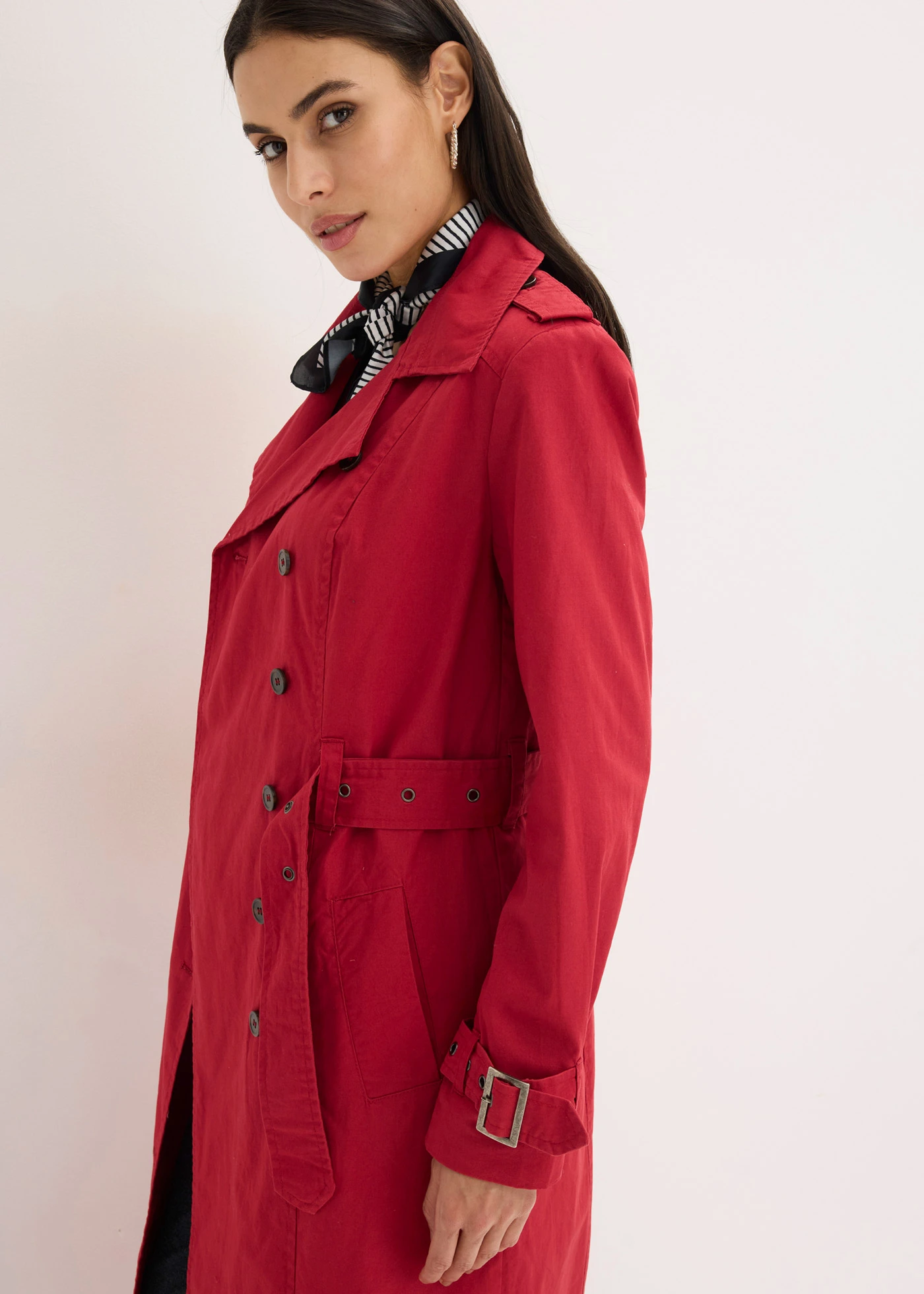 Trench-coat long ceinturé à la taille • rouge cerise • Boutique bonprix
