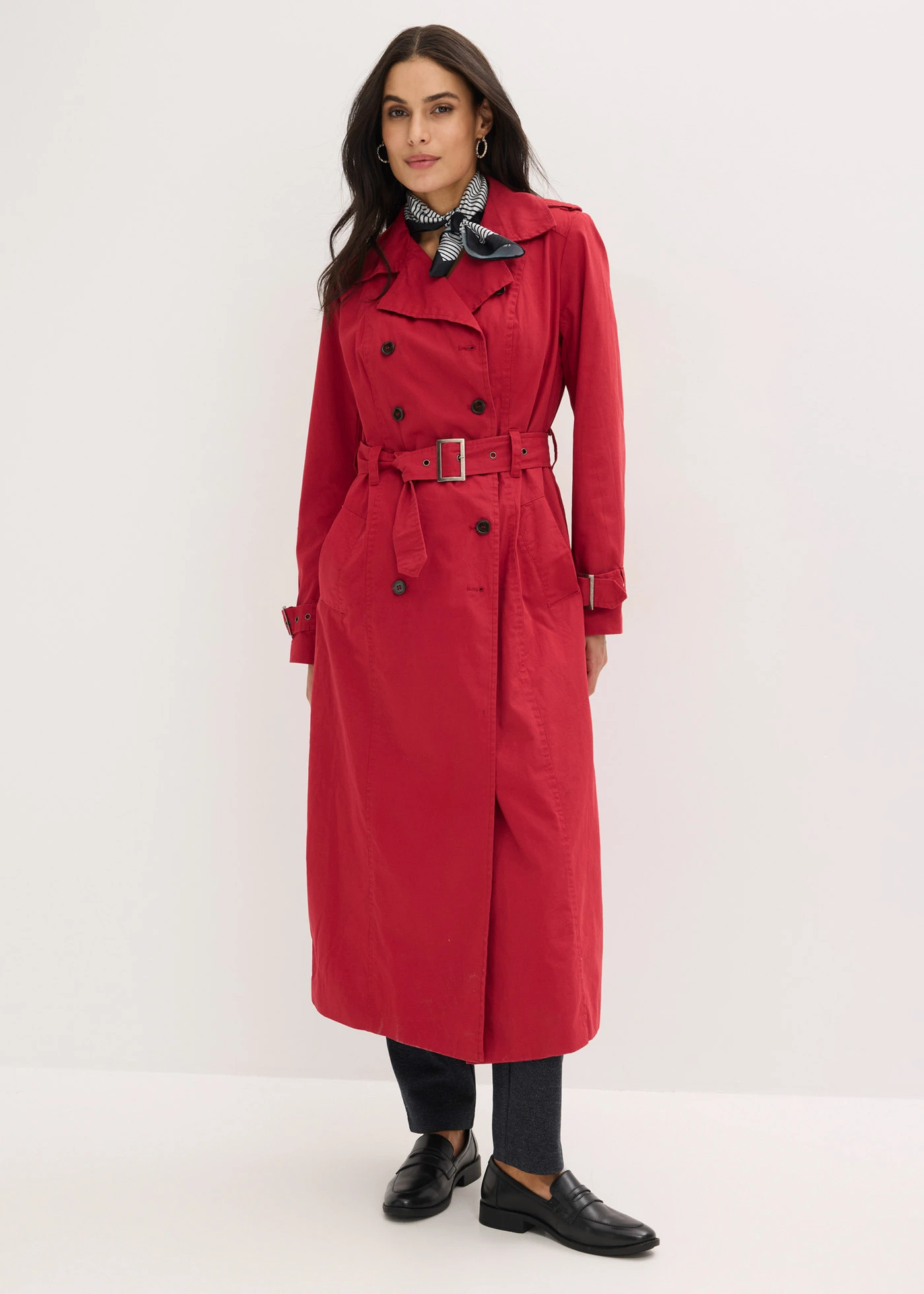 Trench-coat long ceinturé à la taille • rouge cerise • Boutique bonprix