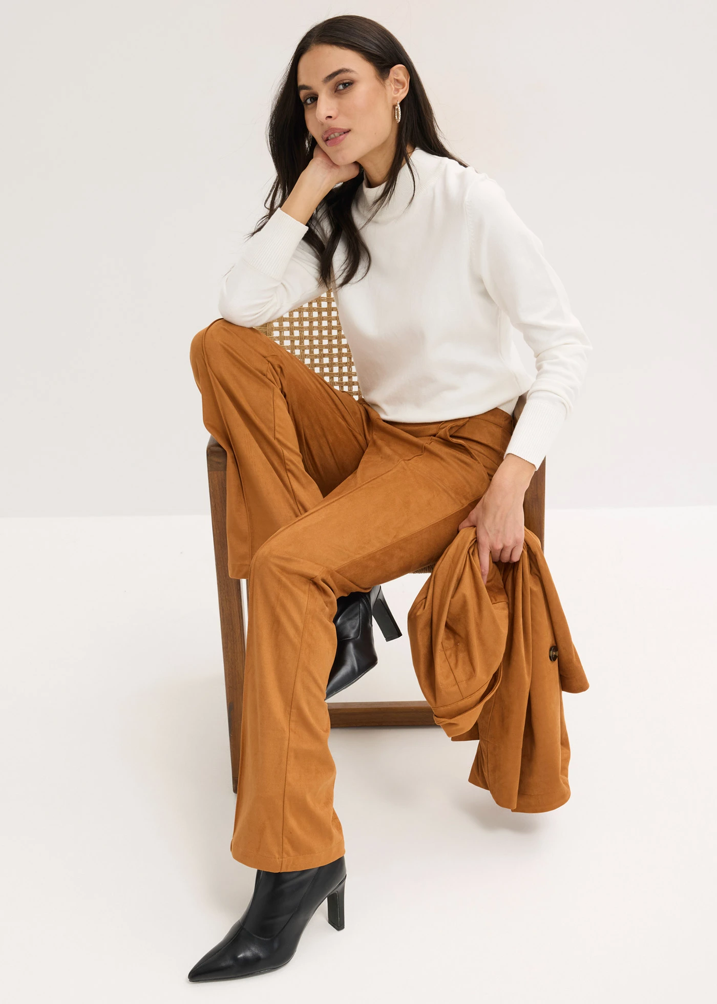 Pantalon flare en suédine • cognac doré • Boutique bonprix