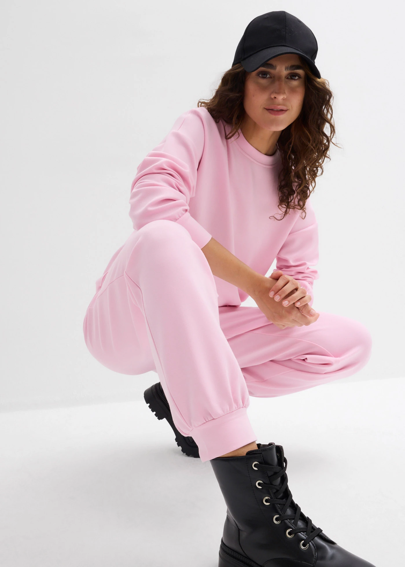 Pantaloni de jogging din material scuba moale • roz cristal • magazin bonprix