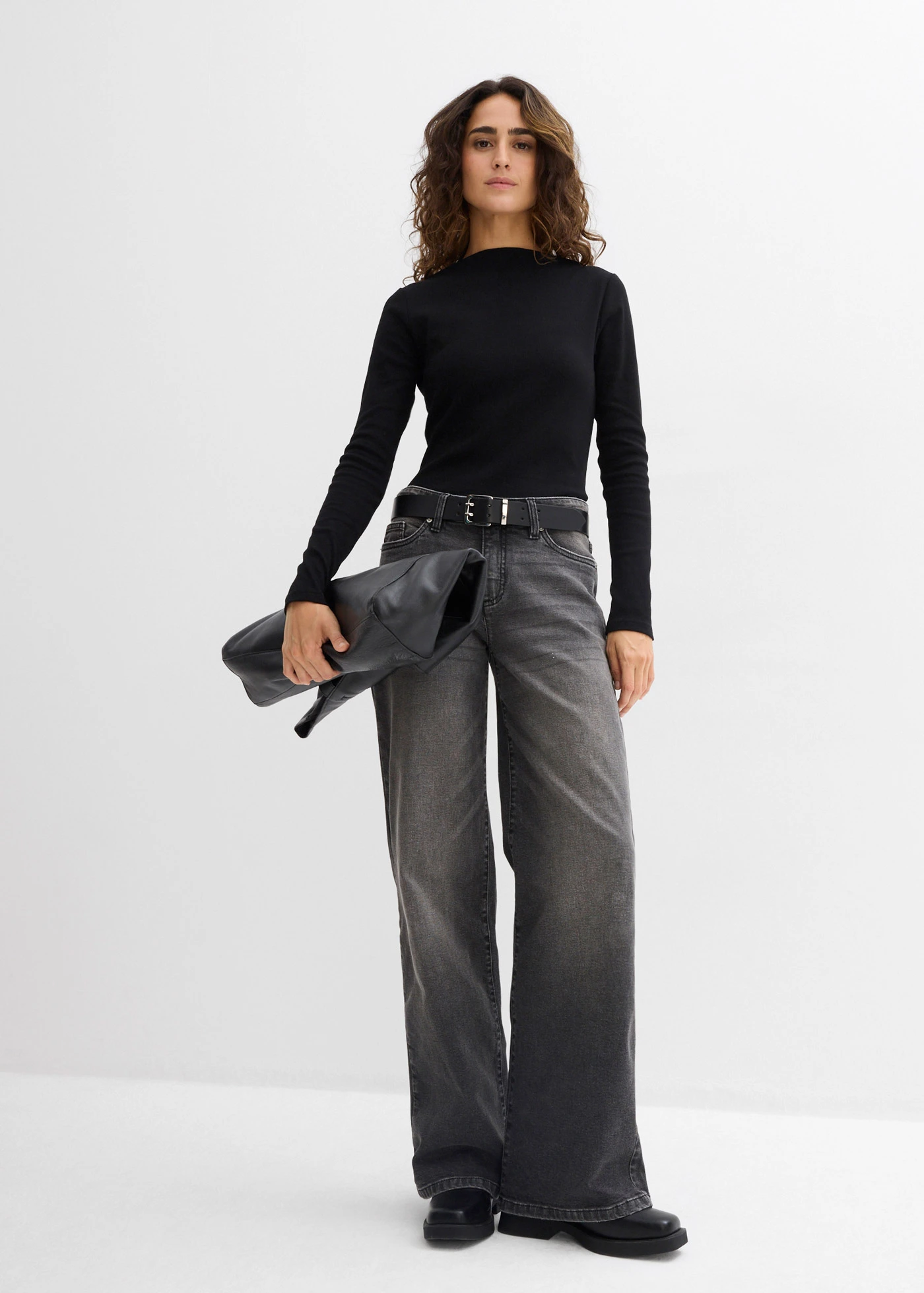 Prążkowana bluzka o dopasowanym fasonie • czarny • sklep bonprix