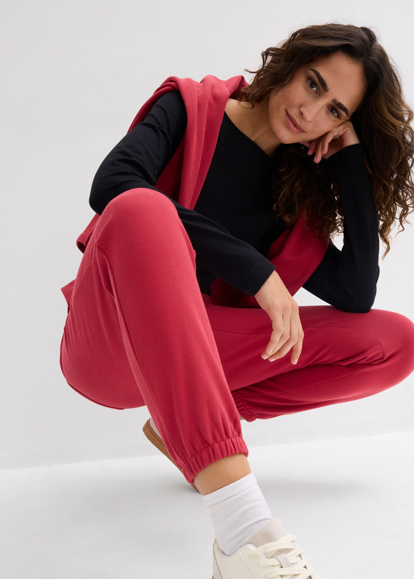 Pantaloni casual din bumbac organic 100% (set/ 2 buc.) • negru-roșu-cireașă • magazin bonprix