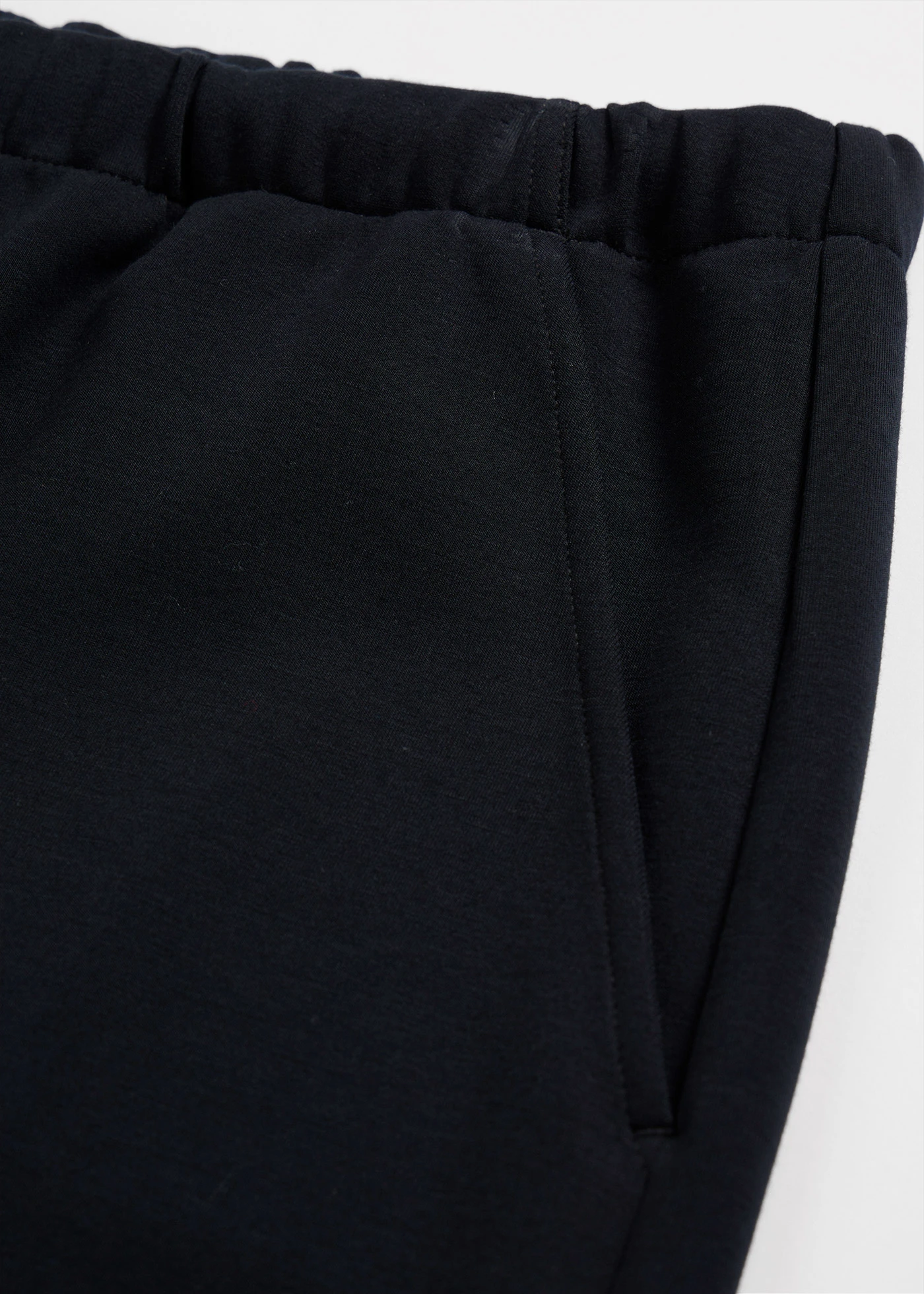 Midi sukňa  z jemného scuba materiálu • čierna • obchod bonprix