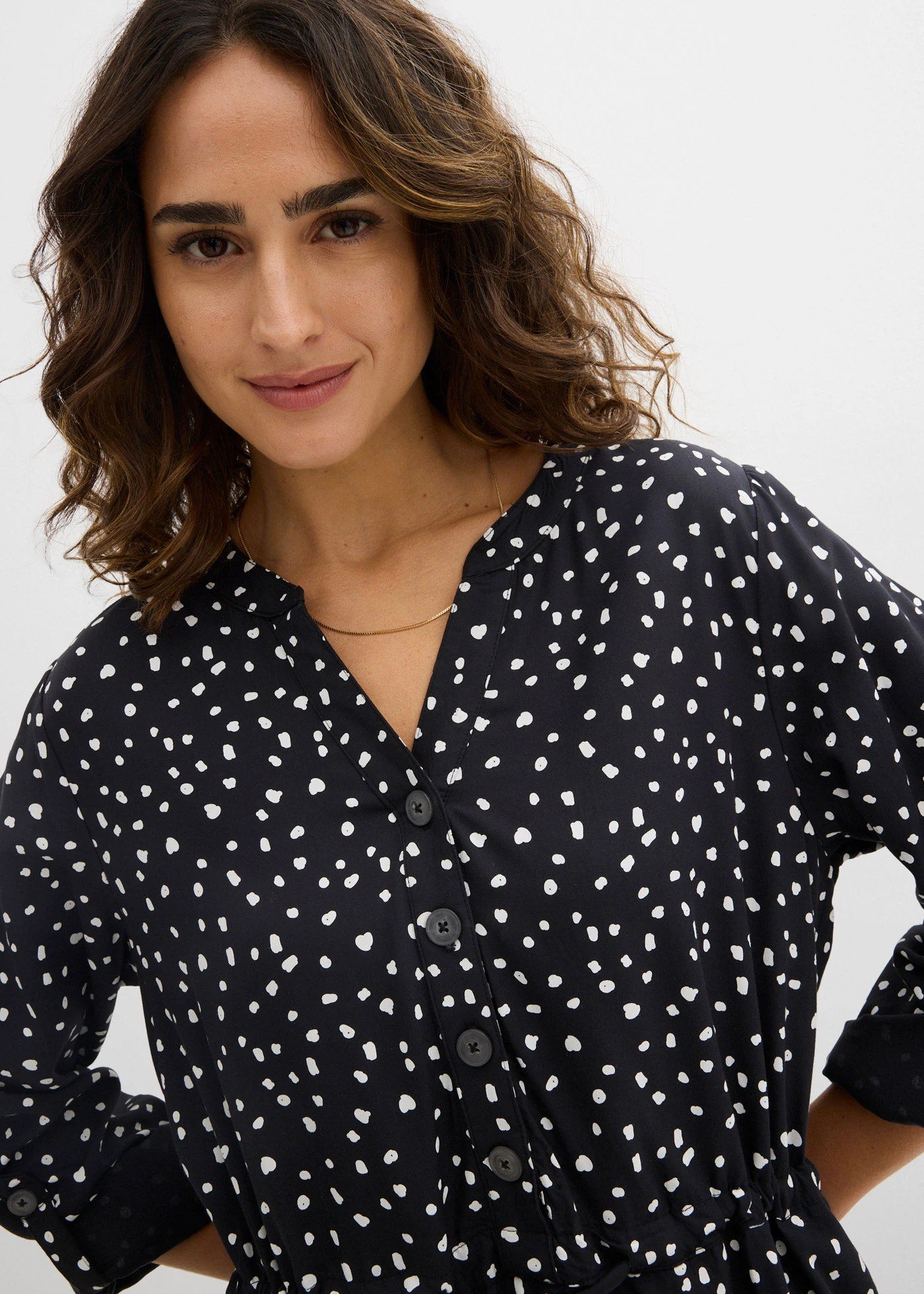 Halenkové šaty z měkké viskózy • černo-bílá s puntíky • bonprix obchod