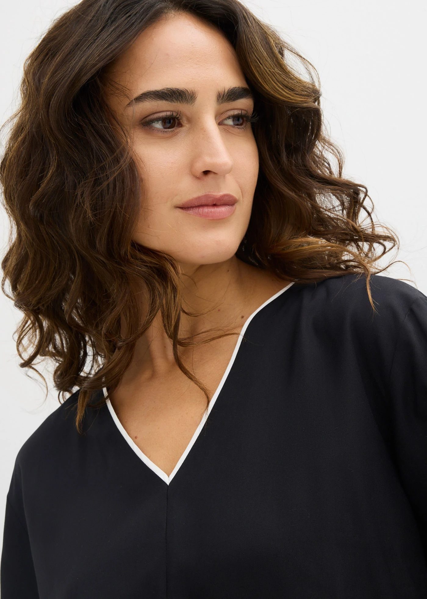 Bluză tip tunică din viscoză fluidă • negru/ecru • magazin bonprix