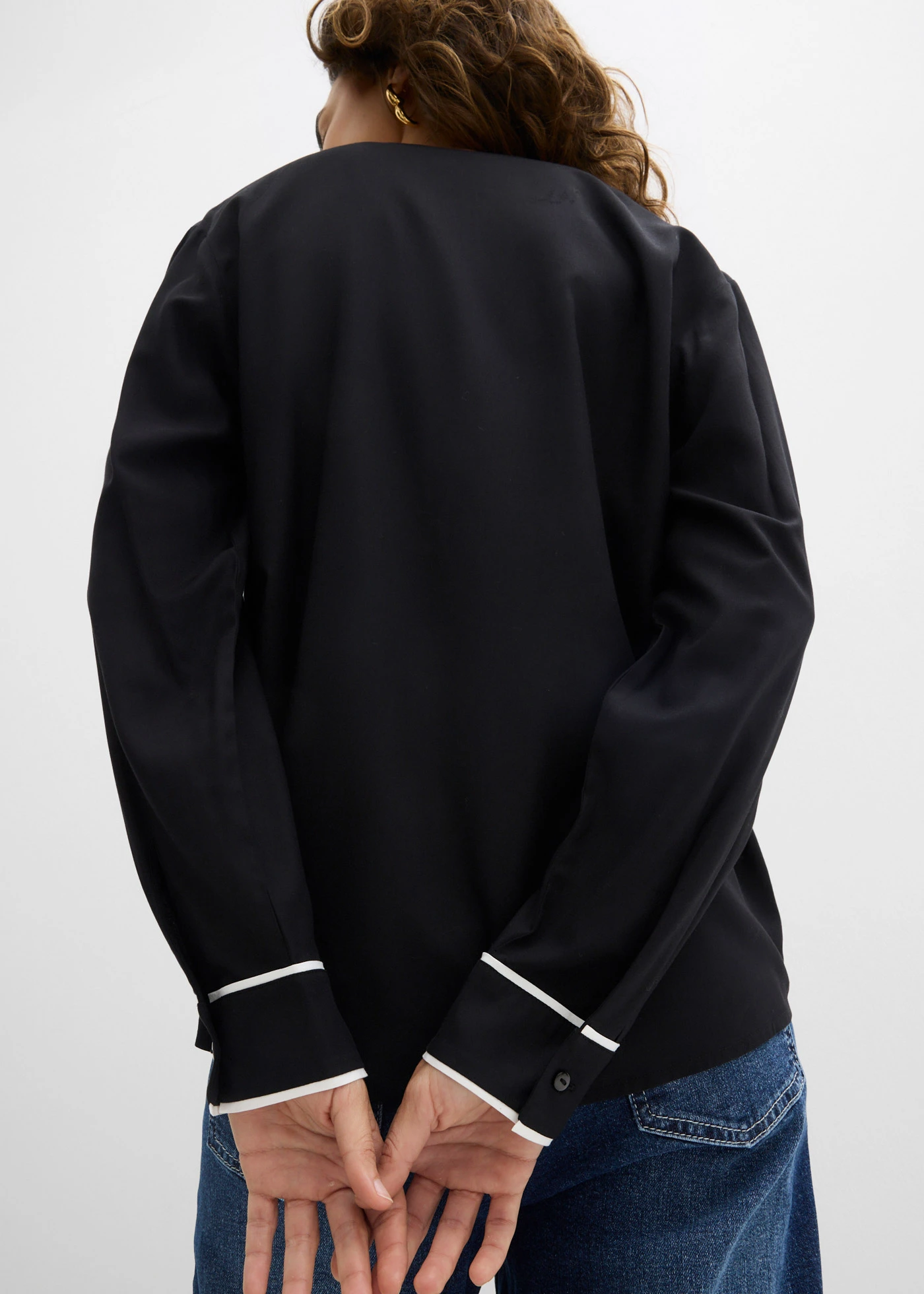 Bluză tip tunică din viscoză fluidă • negru/ecru • magazin bonprix