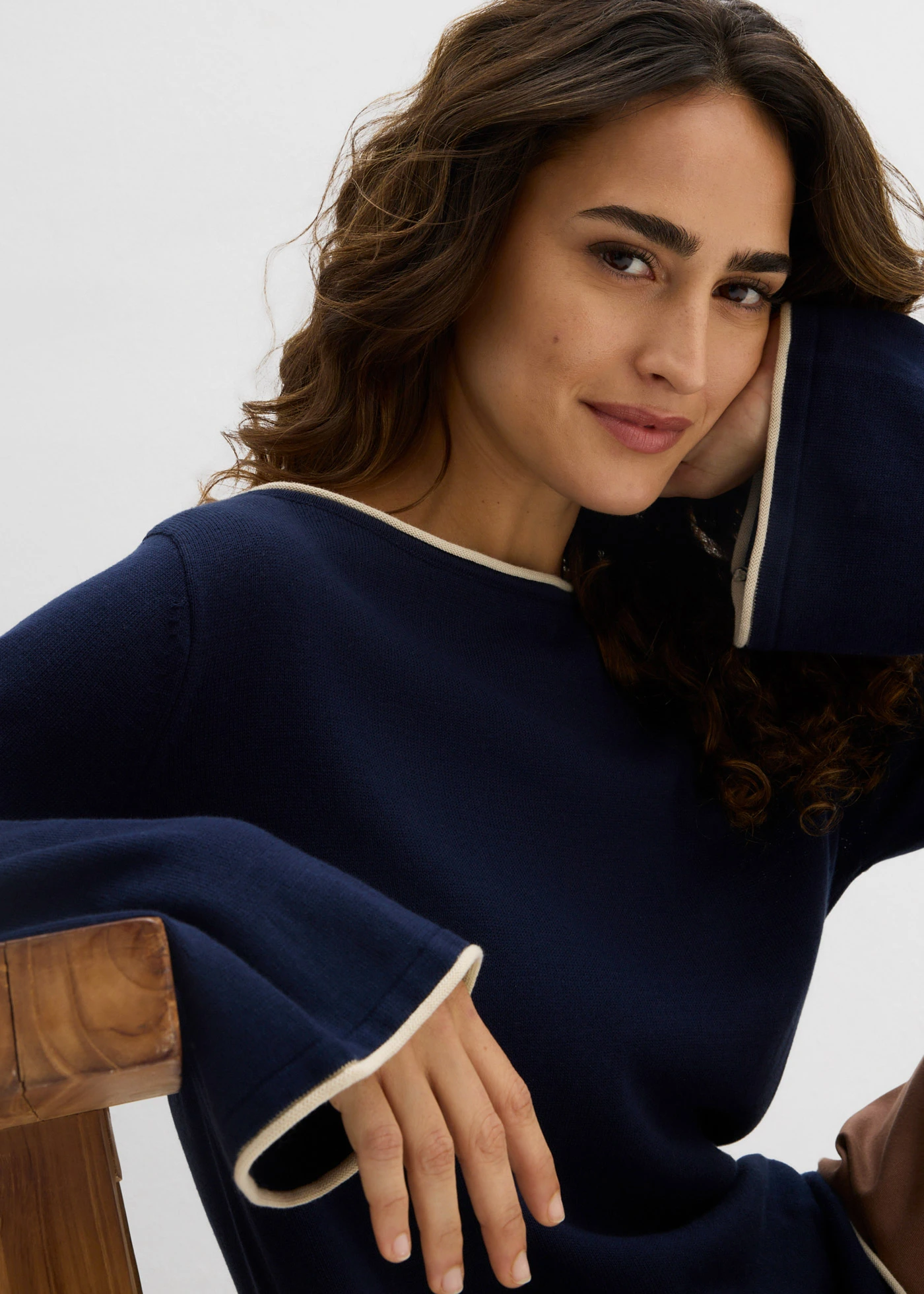 Pull en fine maille de coton mélangé • bleu foncé-sable clair • Boutique bonprix