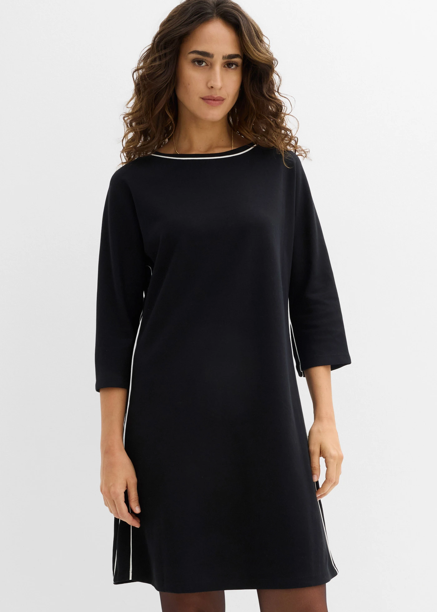 Rochie din tricot din bumbac organic cu paspoal în contrast • negru • magazin bonprix