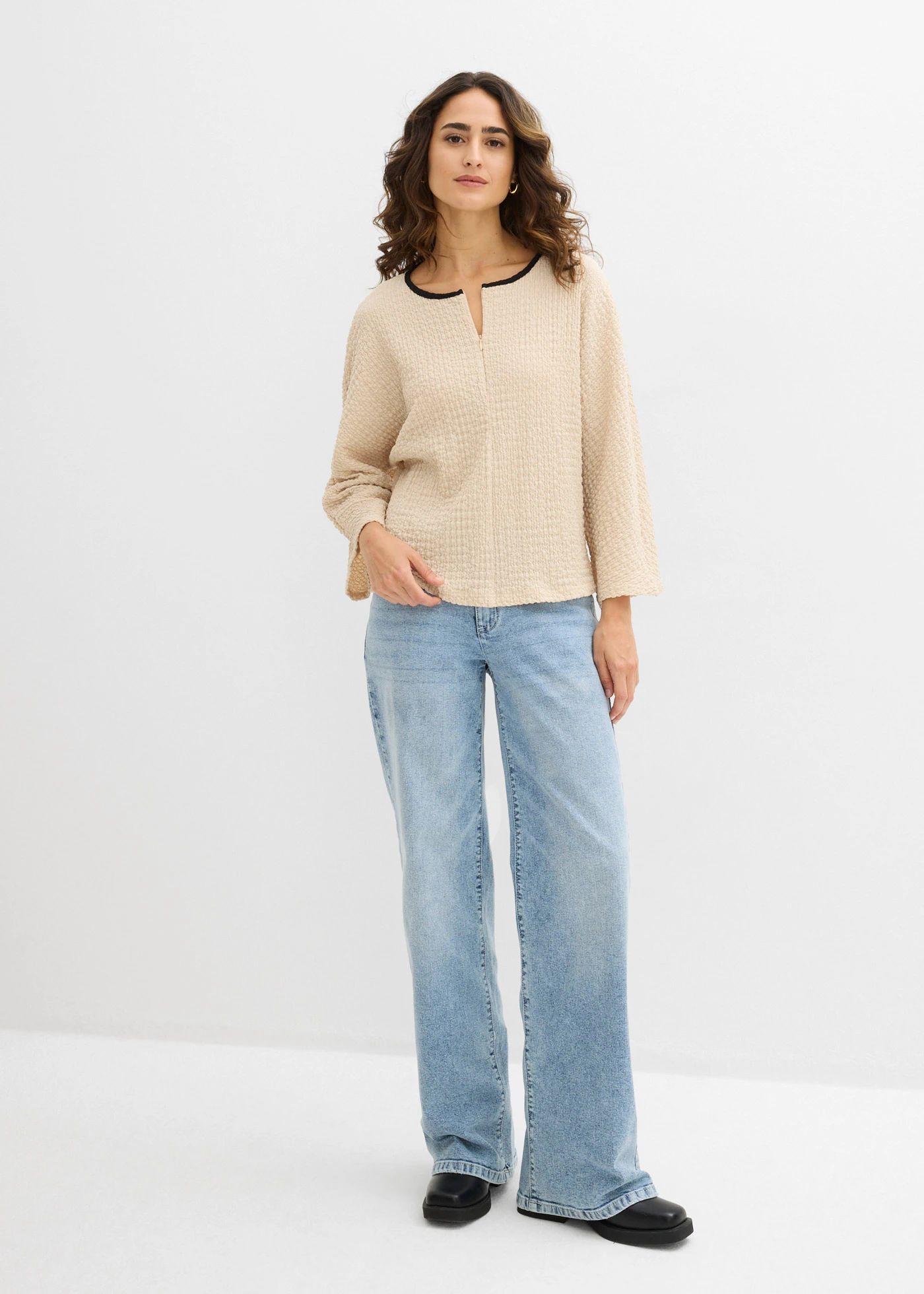 Oversized shirt met biezen in contrastkleur • lichtsand-zwart • bonprix online shop