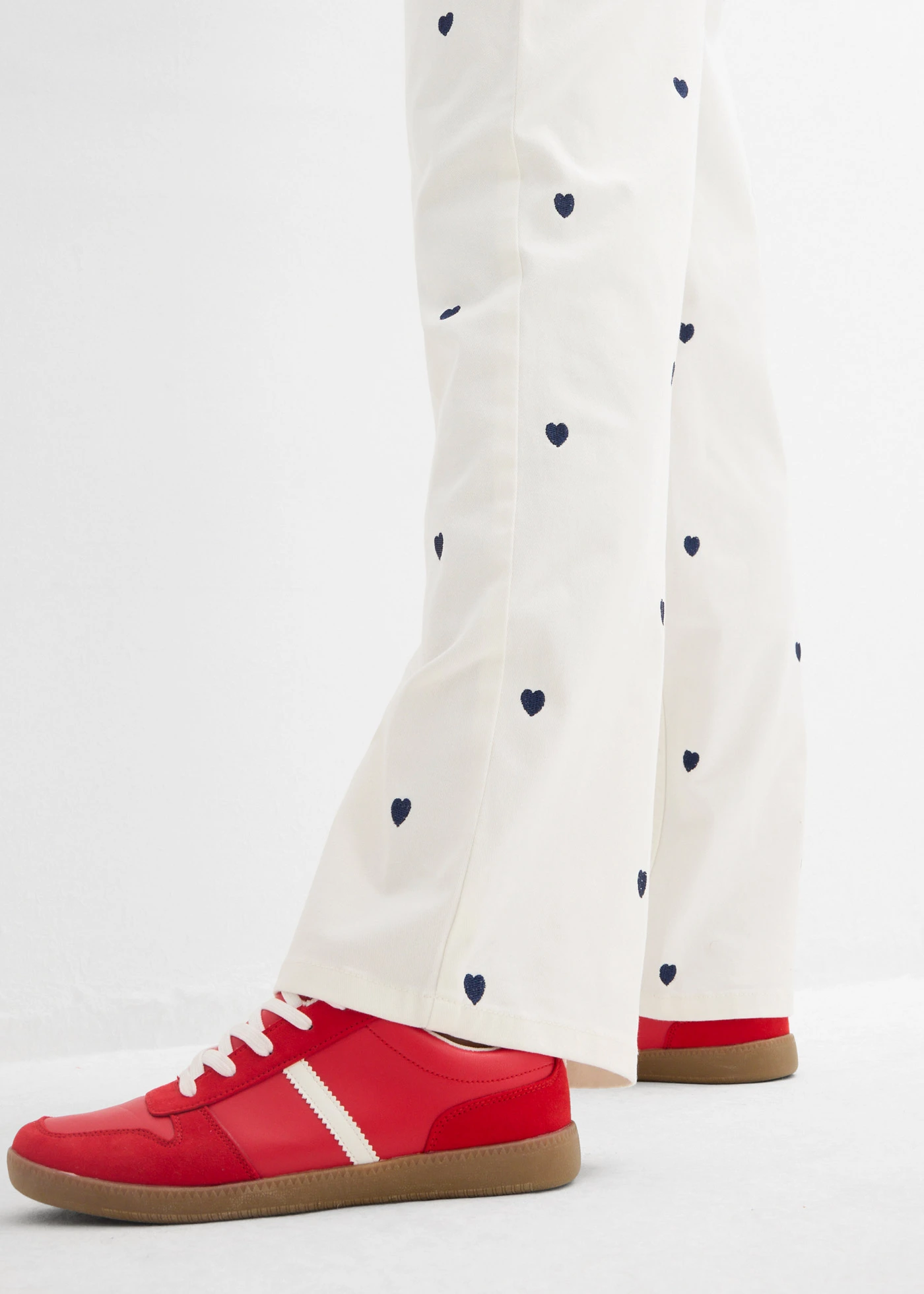 Pantaloni din twill cu broderie • ecru/bleumarin • magazin bonprix