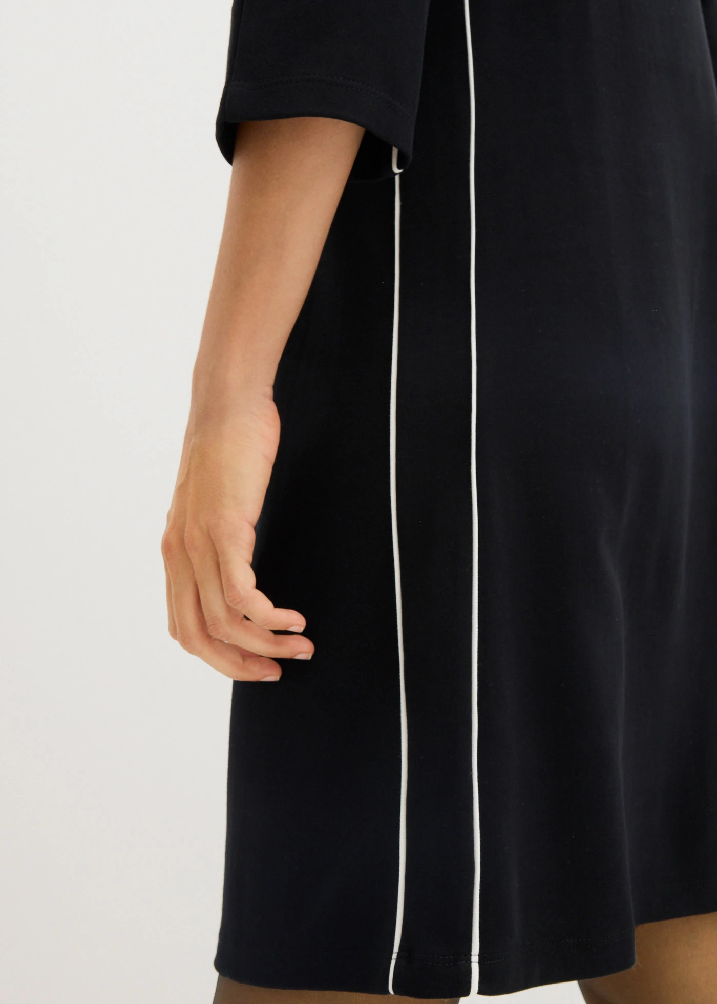 Rochie din tricot din bumbac organic cu paspoal în contrast • negru • magazin bonprix