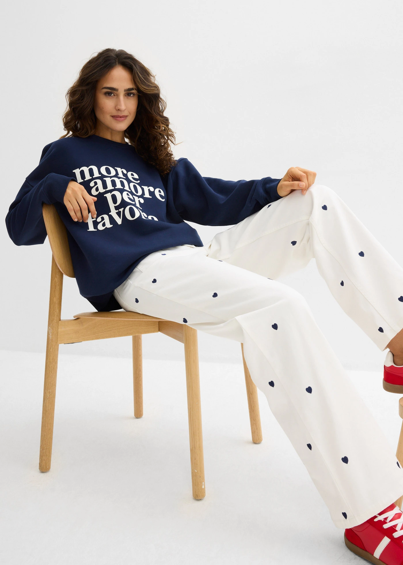 Twill broek met borduursel • wolwit-donkerblauw • bonprix online shop