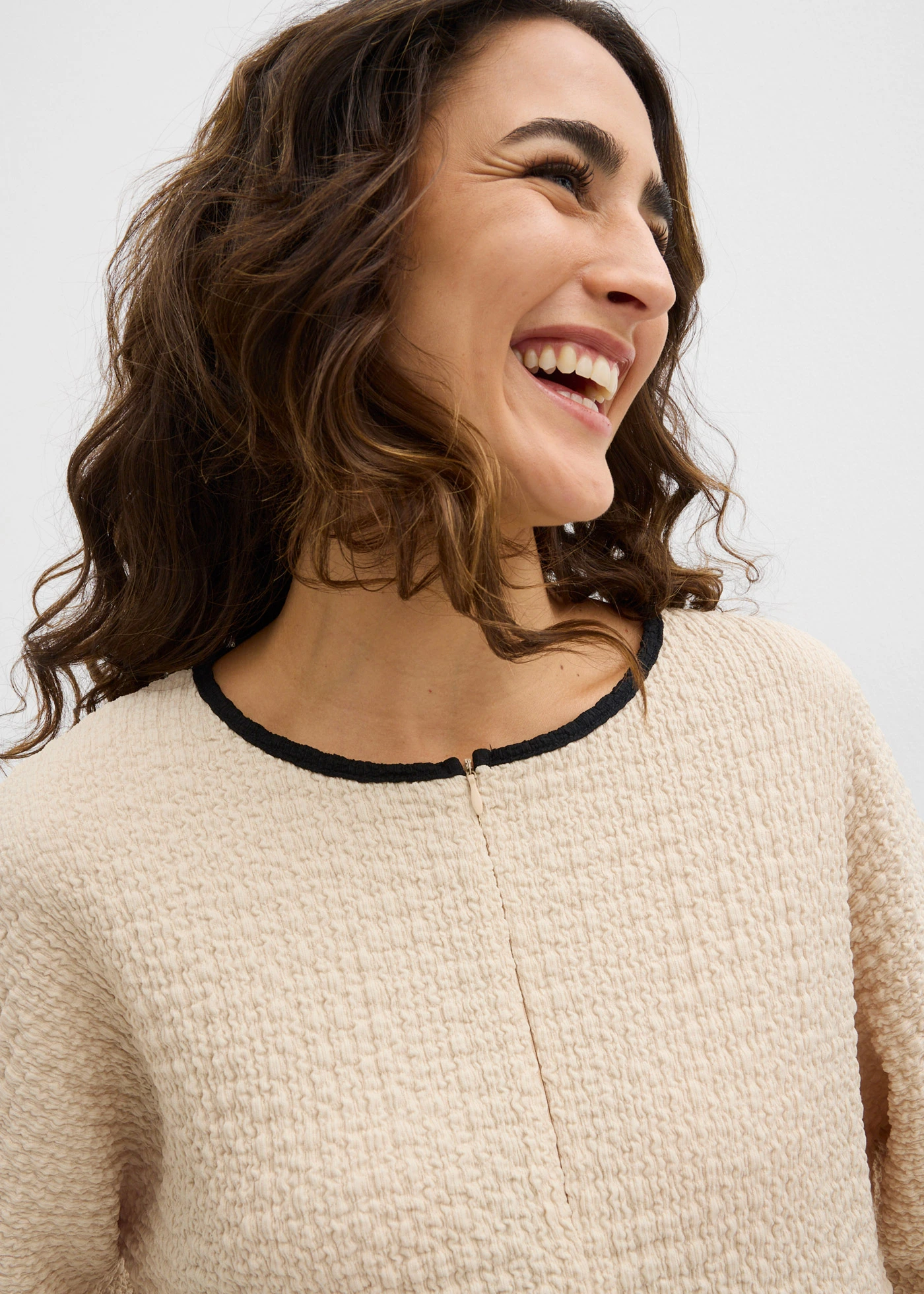 Oversized shirt met biezen in contrastkleur • lichtsand-zwart • bonprix online shop