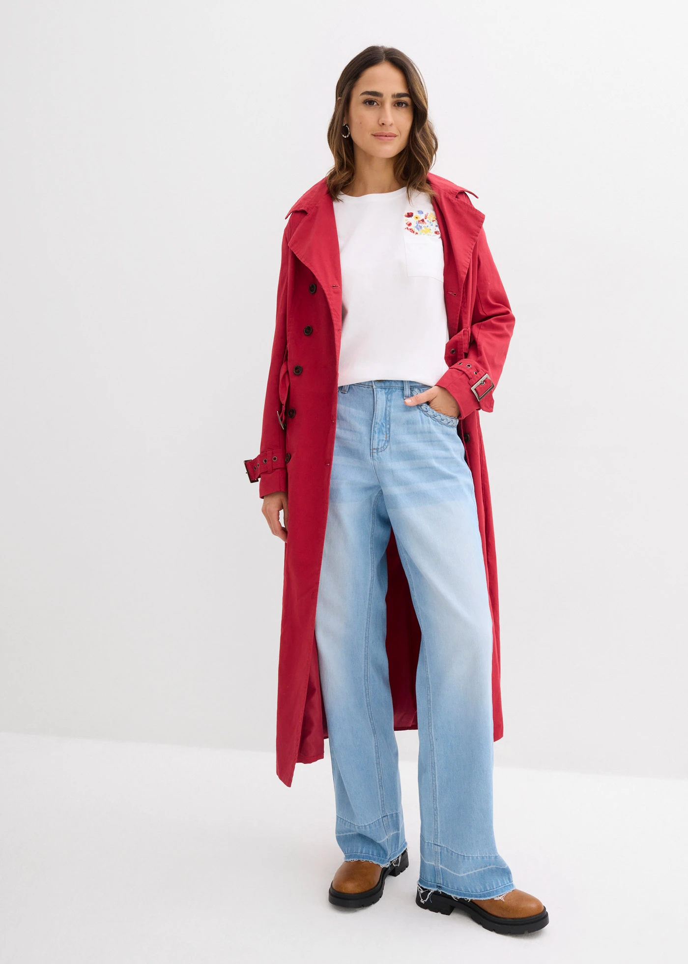 Póló tiszta bio-pamutból, hímzéssel • fehér/virágmintás • bonprix áruház