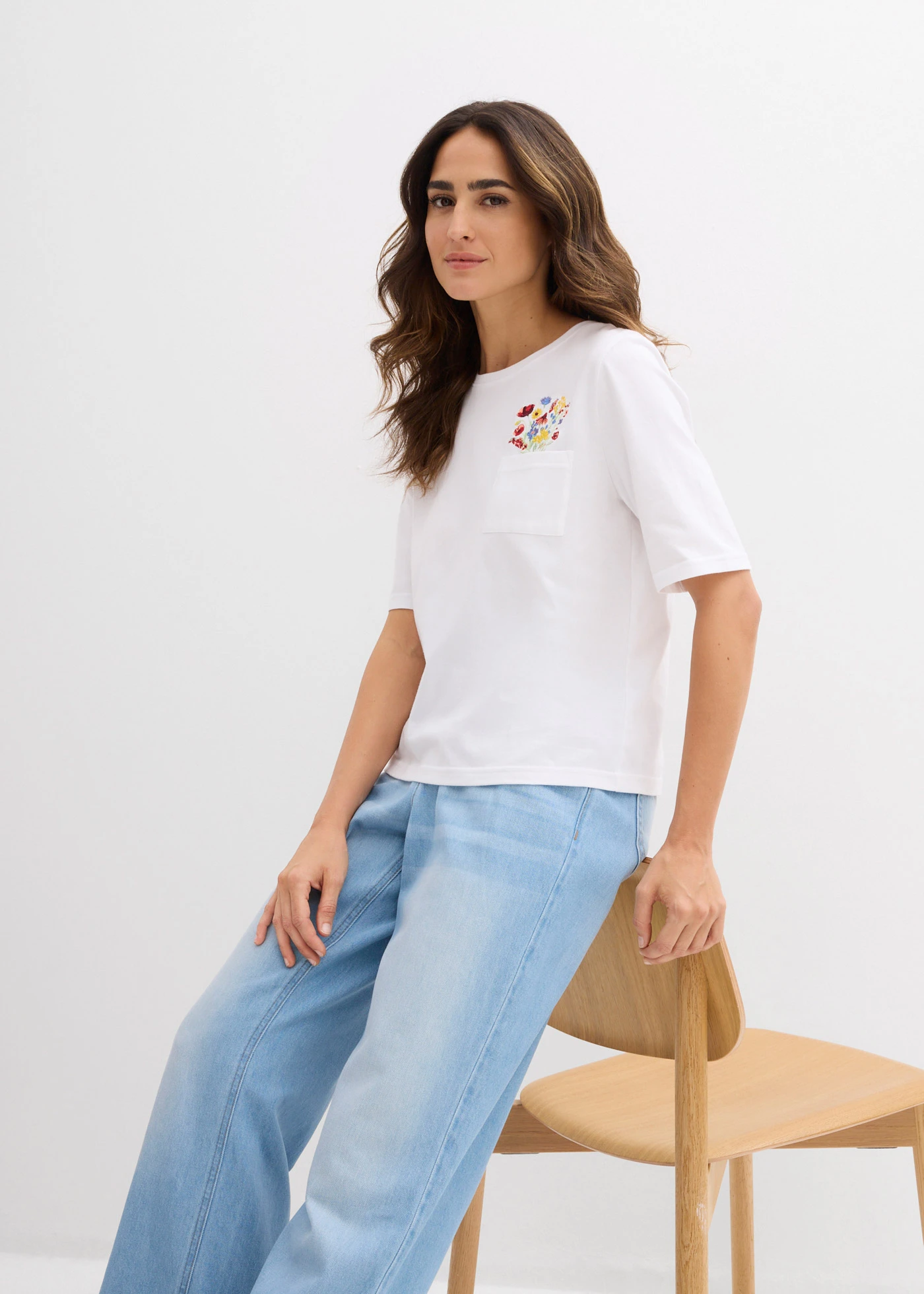 T-shirt z czystej bawełny organicznej, z haftem • biały w kwiaty • sklep bonprix