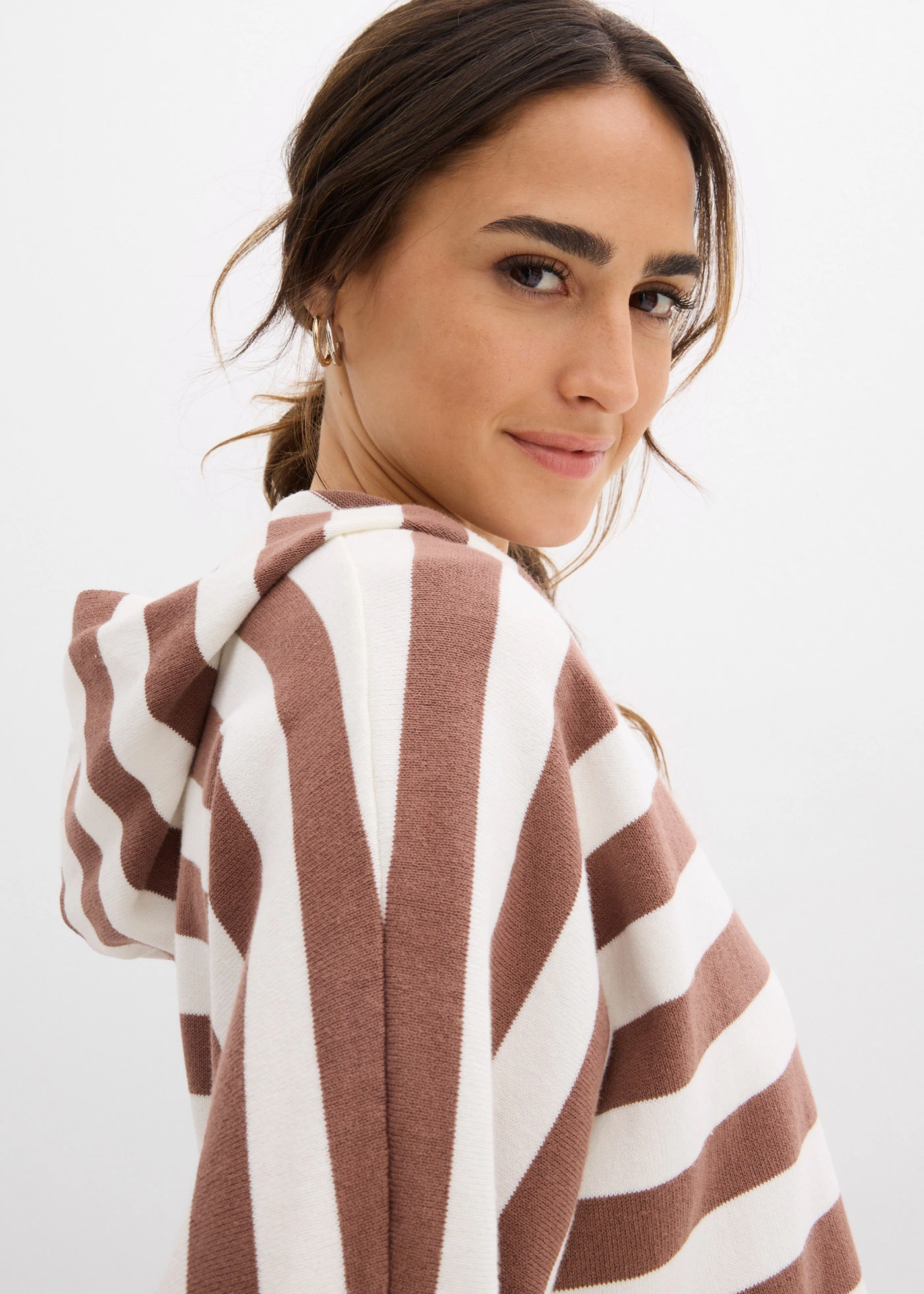 Pulover oversize din tricot fin din material cu bumbac • alb perlat-maro castaniu dungat • magazin bonprix