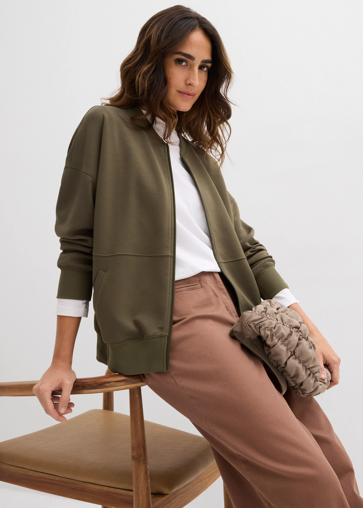 Mikinová bunda oversize, zo scuba materiálu • tmavoolivová • obchod bonprix