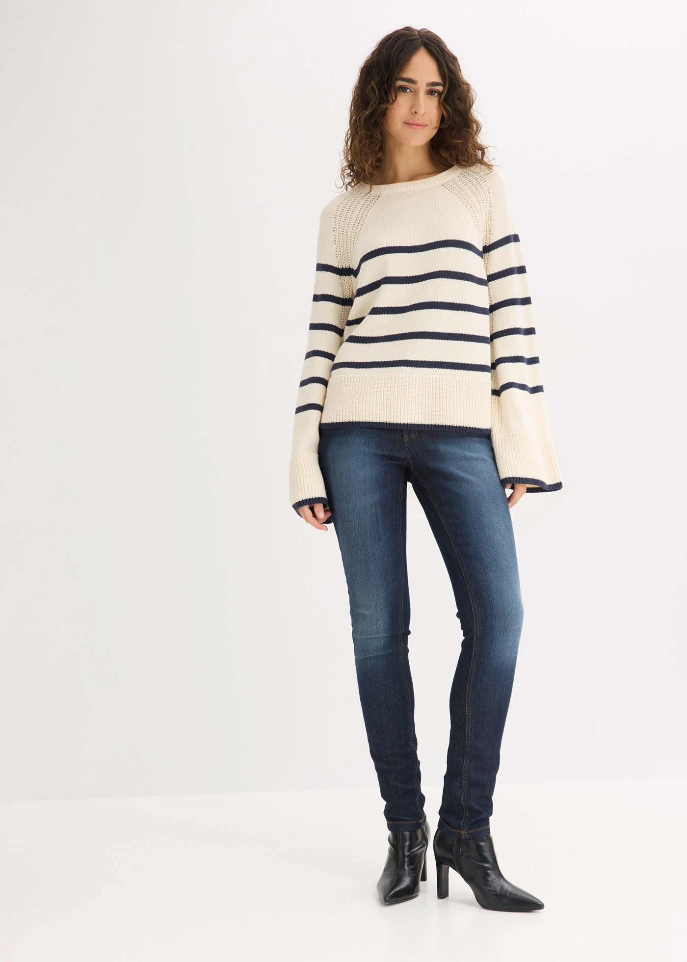 Pulover cu dungi în contrast • alb perlat/bleumarin cu dungi • magazin bonprix