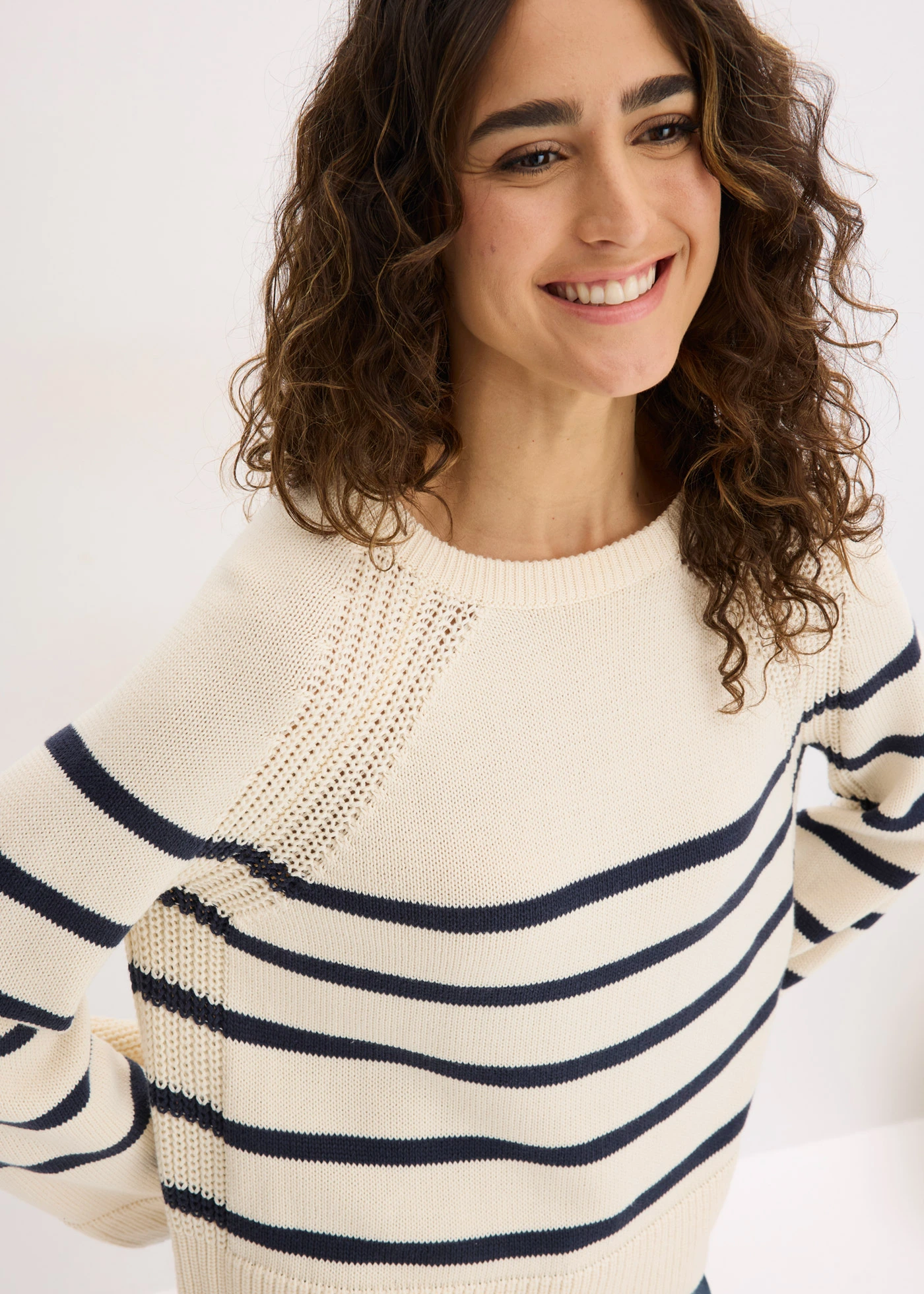 Pulóver kontraszt csíkokkal • gyöngyfehér/sötétkék csíkos • bonprix áruház