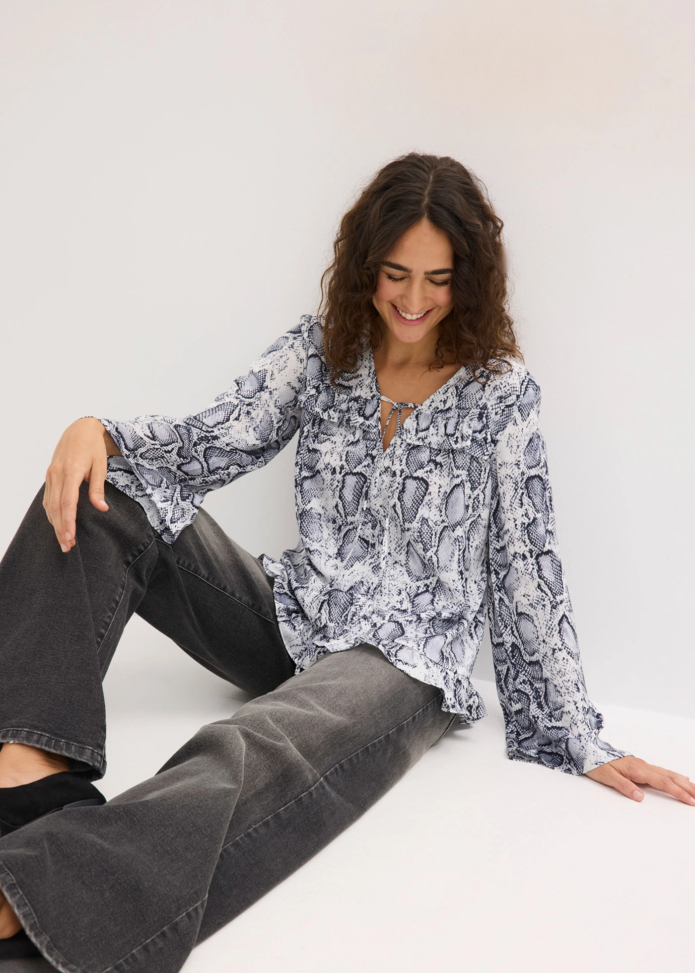 Tuniek van soepel satijn • zwart-wit slangenprint • bonprix online shop