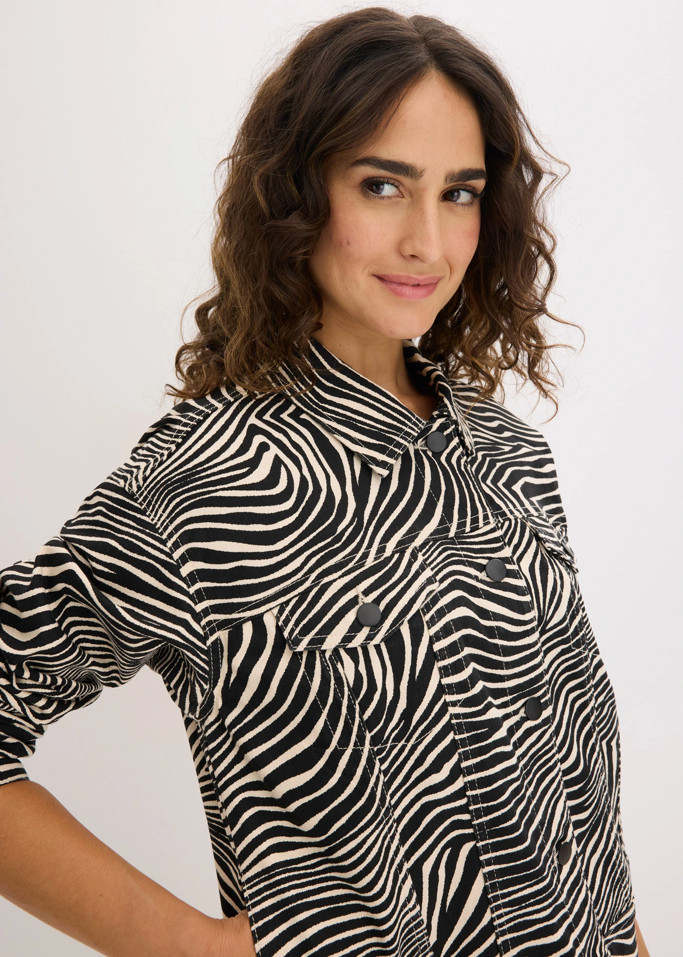 Jachetă din twill • nisipiu-negru zebra imprimat • magazin bonprix