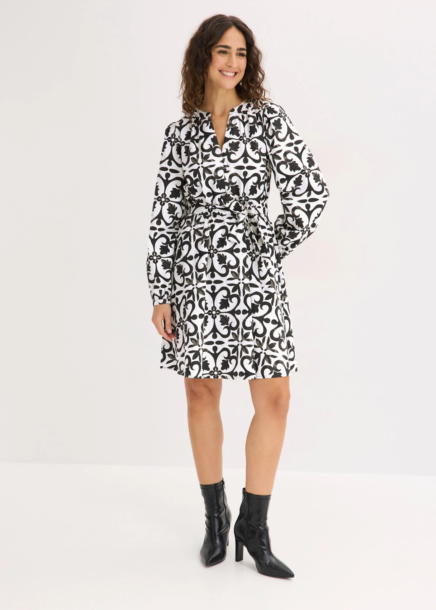 Robe imprimée • blanc-noir imprimé • Boutique bonprix